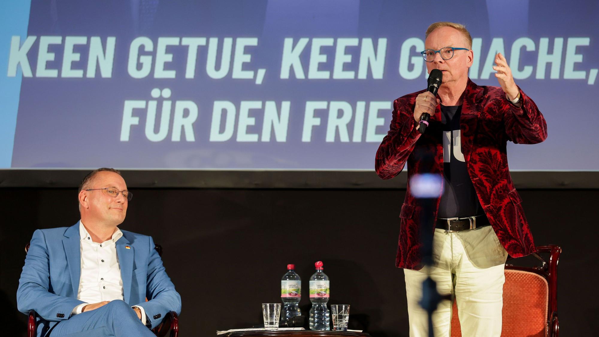 14.07.2026, Sachsen-Anhalt, Dessau-Roßlau: Uwe Steimle (r), Kabarettist, spricht neben Tino Chrupalla (AfD), Bundesvorsitzender, auf einer Veranstaltung der AfD Sachsen-Anhalt. Foto: Jan Woitas/dpa +++ dpa-Bildfunk +++