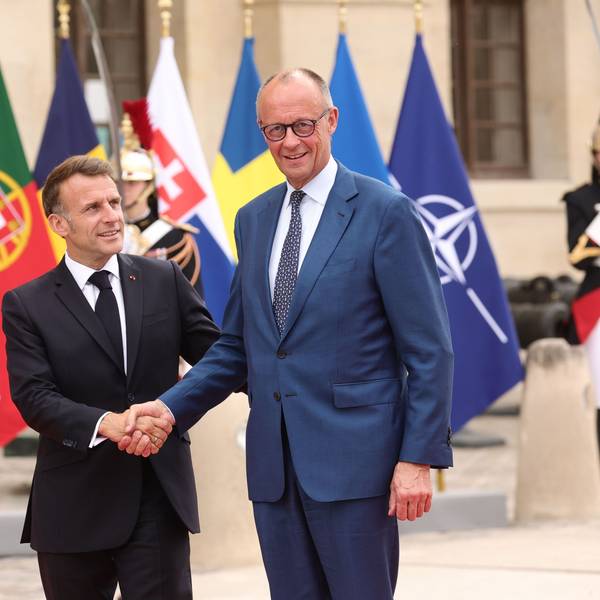 Der französische Präsident Emmanuel Macron (l) und der deutsche Bundeskanzler Friedrich Merz kommen am Freitag (17. Juli) nach Brühl (Rhein-Erft-Kreis).