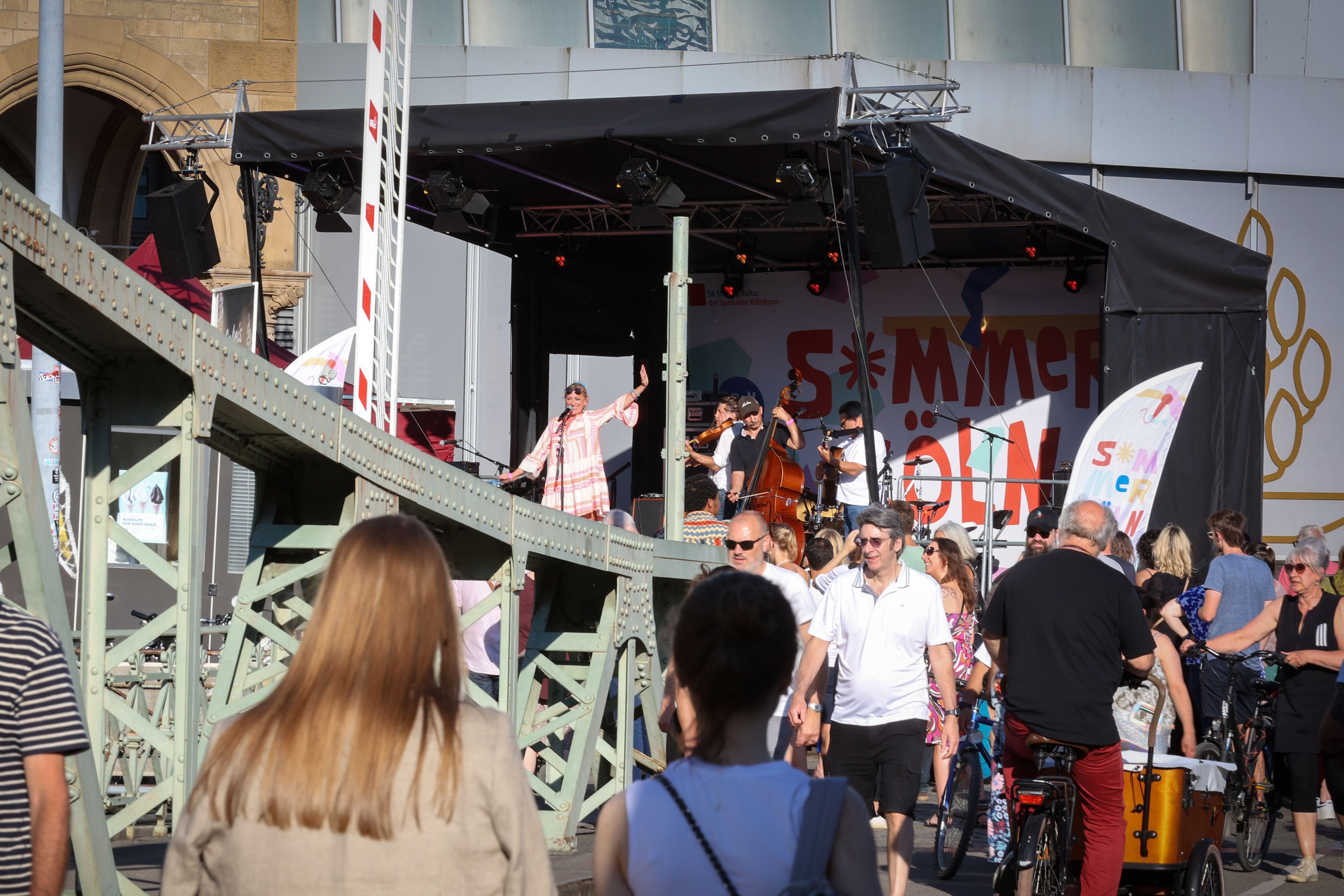 Die Veranstaltungsreihe Sommer Köln mit einem Konzert am Rhein.
