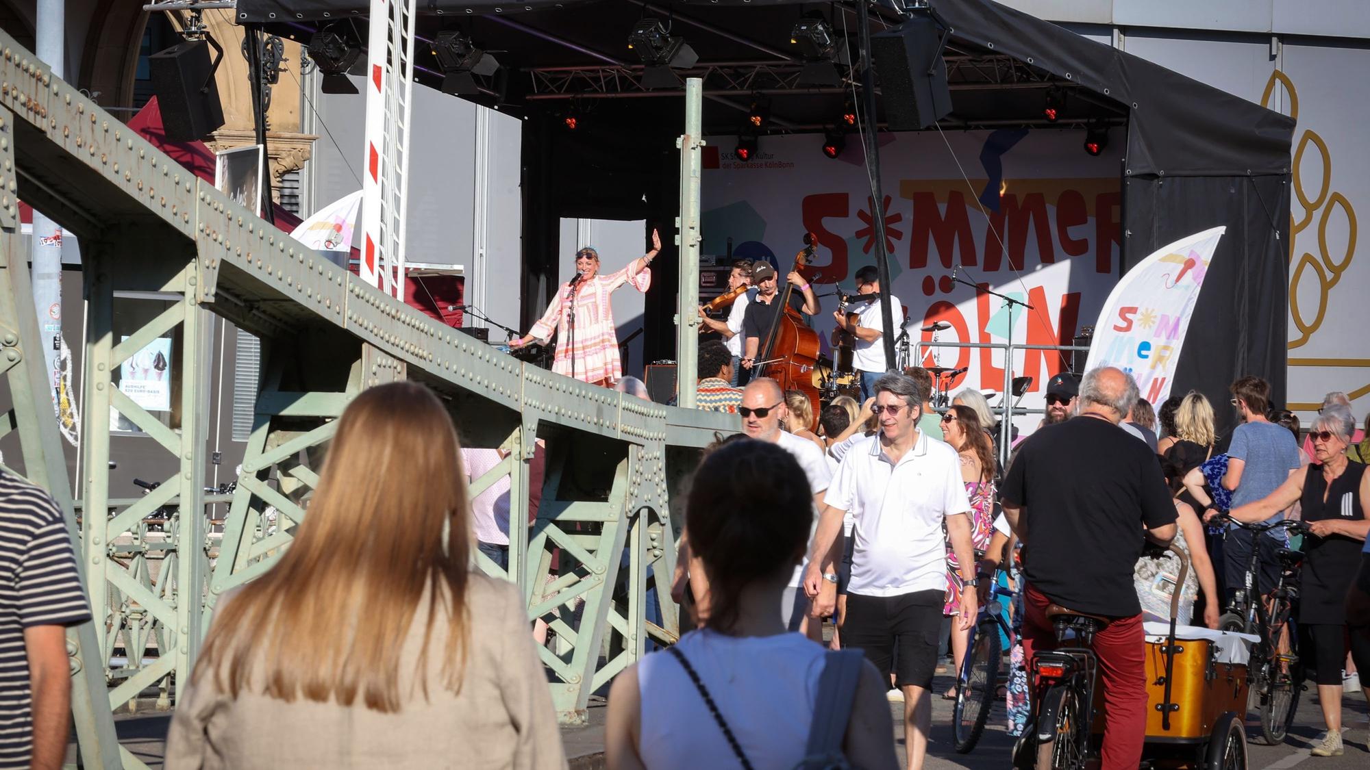Die Veranstaltungsreihe Sommer Köln mit einem Konzert am Rhein.