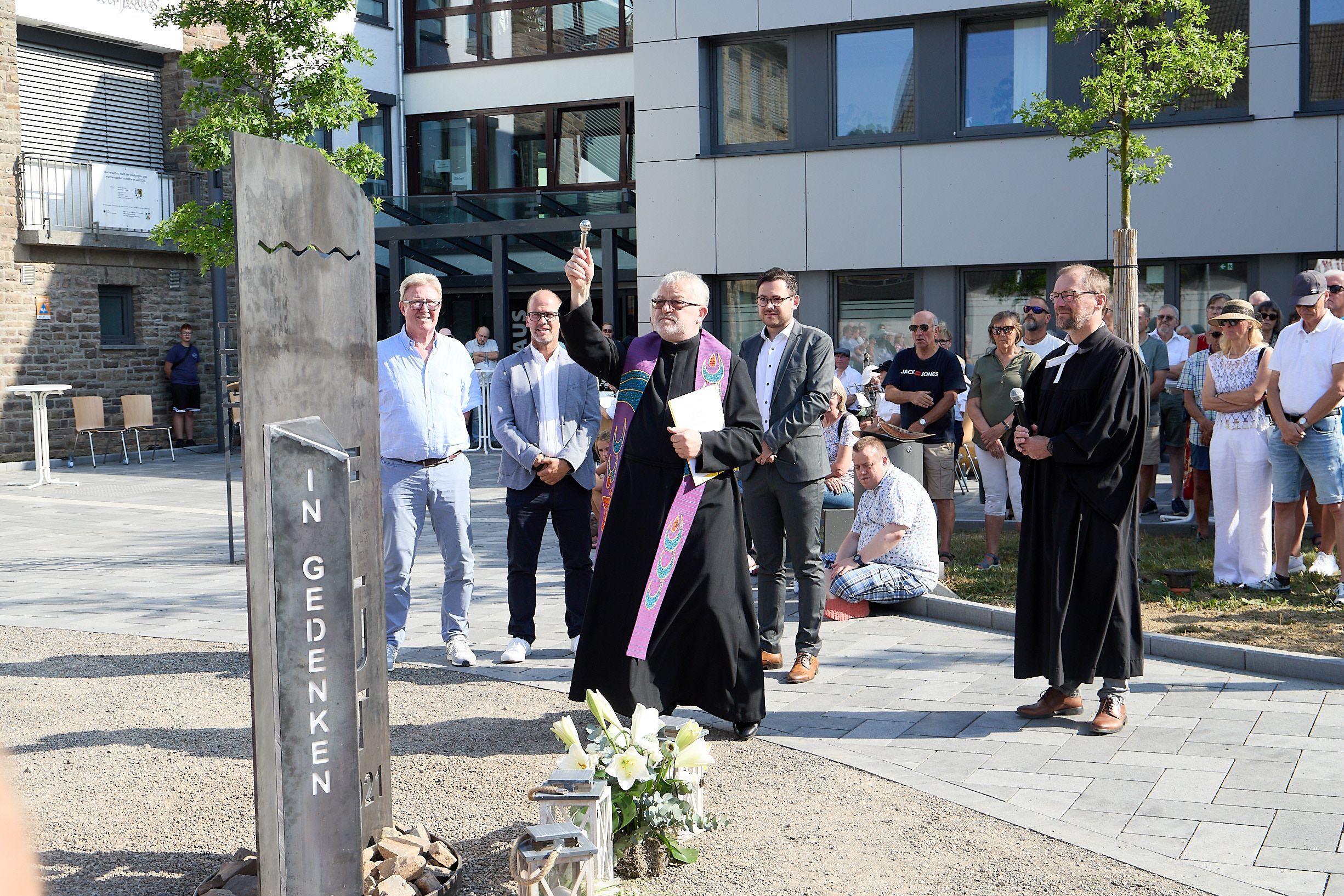 Die beiden Pfarrer bei der Einsegnung der Gedenkstele.