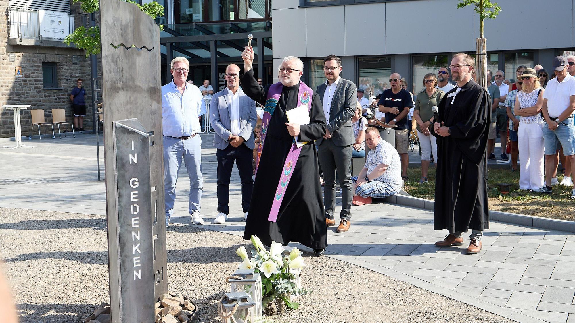 Die beiden Pfarrer bei der Einsegnung der Gedenkstele.