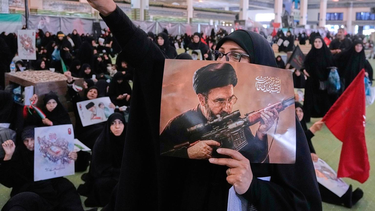 Viele Regierungsanhänger im Iran fordern Rache für den getöteten obersten Führer Ajatollah Ali Chamenei. (Archivbild)