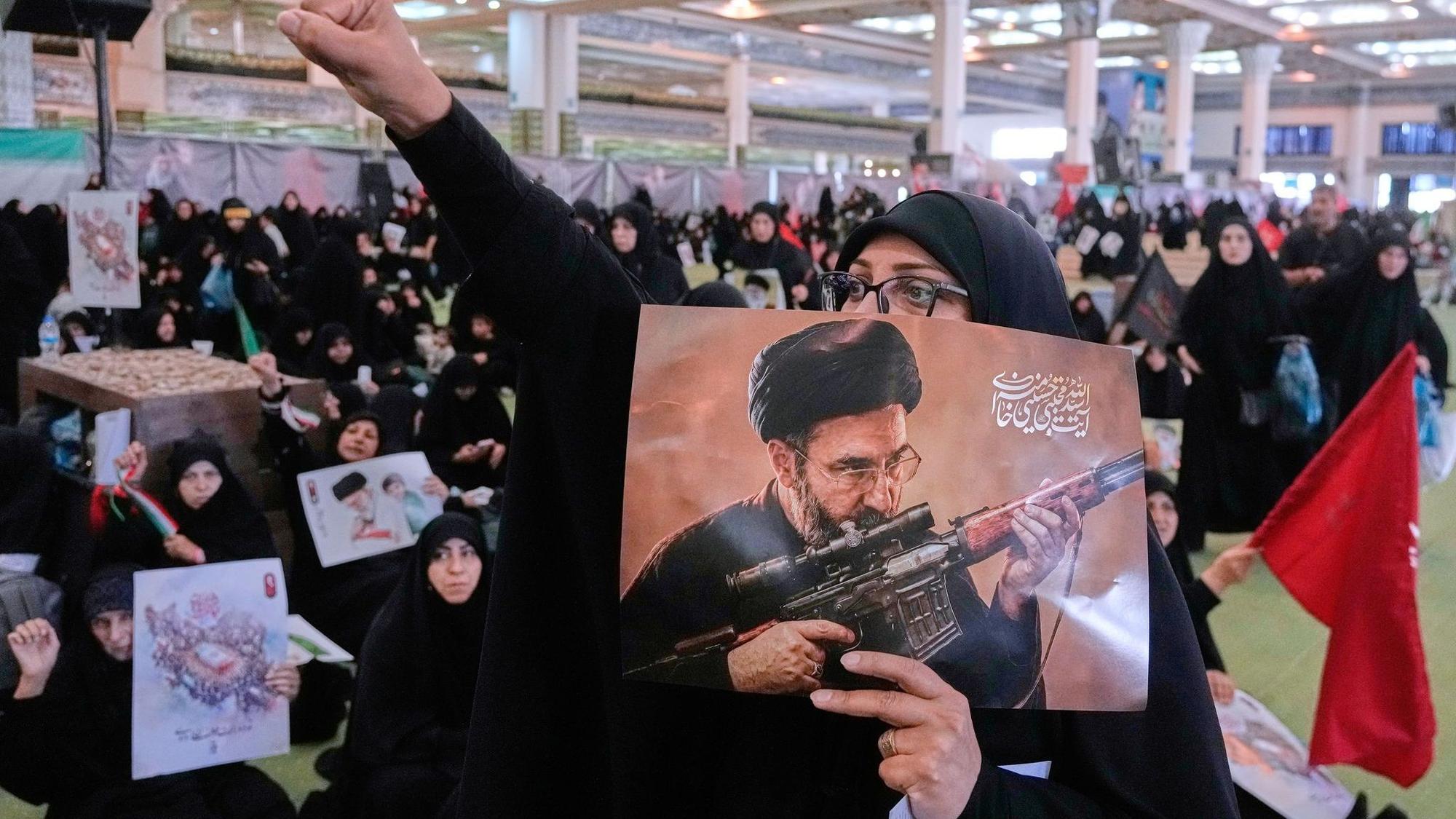 Viele Regierungsanhänger im Iran fordern Rache für den getöteten obersten Führer Ajatollah Ali Chamenei. (Archivbild)
