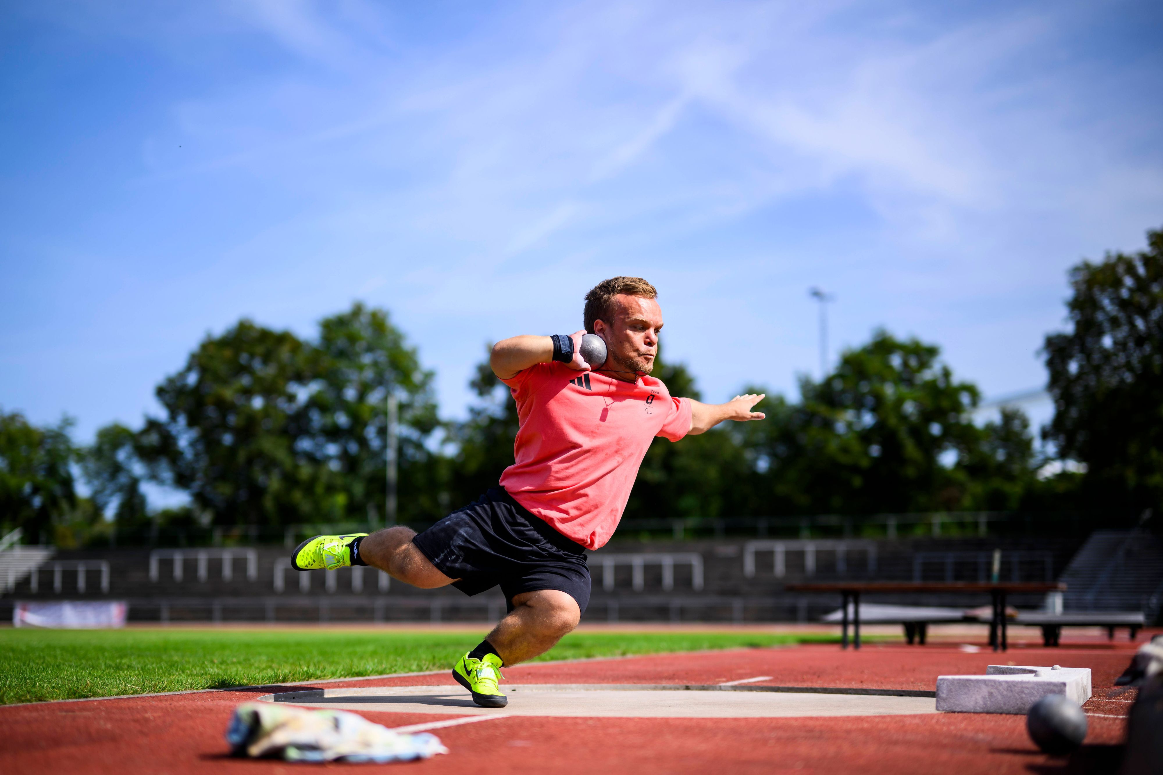 Media Day von Niko Kappel vor den Paralympics 2024 in Paris Para-Leichtathletik: Media Day von Niko Kappel vor den Paralympischen Spielen in Paris 2024. Niko Kappel in Aktion bei einer Trainingseinheit während seines Media-Days vor den Paralympics in Paris 2024. Stuttgart Baden-Württemberg Deutschland *** Media Day by Niko Kappel ahead of the Paralympics 2024 in Paris Para athletics Media Day by Niko Kappel ahead of the Paralympic Games in Paris 2024 Niko Kappel in action during a training session during his Media Day ahead of the Paralympics in Paris 2024 Stuttgart Baden Württemberg Germany