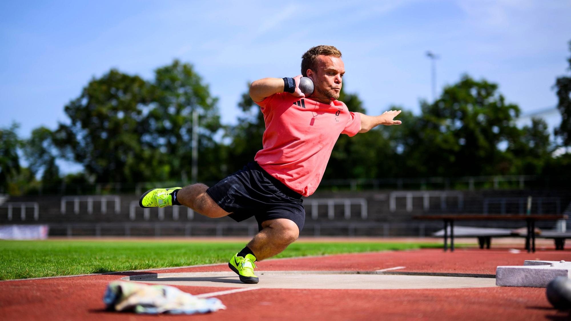 Media Day von Niko Kappel vor den Paralympics 2024 in Paris Para-Leichtathletik: Media Day von Niko Kappel vor den Paralympischen Spielen in Paris 2024. Niko Kappel in Aktion bei einer Trainingseinheit während seines Media-Days vor den Paralympics in Paris 2024. Stuttgart Baden-Württemberg Deutschland *** Media Day by Niko Kappel ahead of the Paralympics 2024 in Paris Para athletics Media Day by Niko Kappel ahead of the Paralympic Games in Paris 2024 Niko Kappel in action during a training session during his Media Day ahead of the Paralympics in Paris 2024 Stuttgart Baden Württemberg Germany