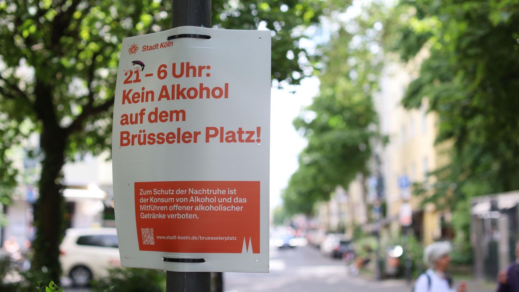 Ein Plakat weist auf das von 21 bis 6 Uhr gültige Alkoholverbot auf dem Brüsseler Platz hin.