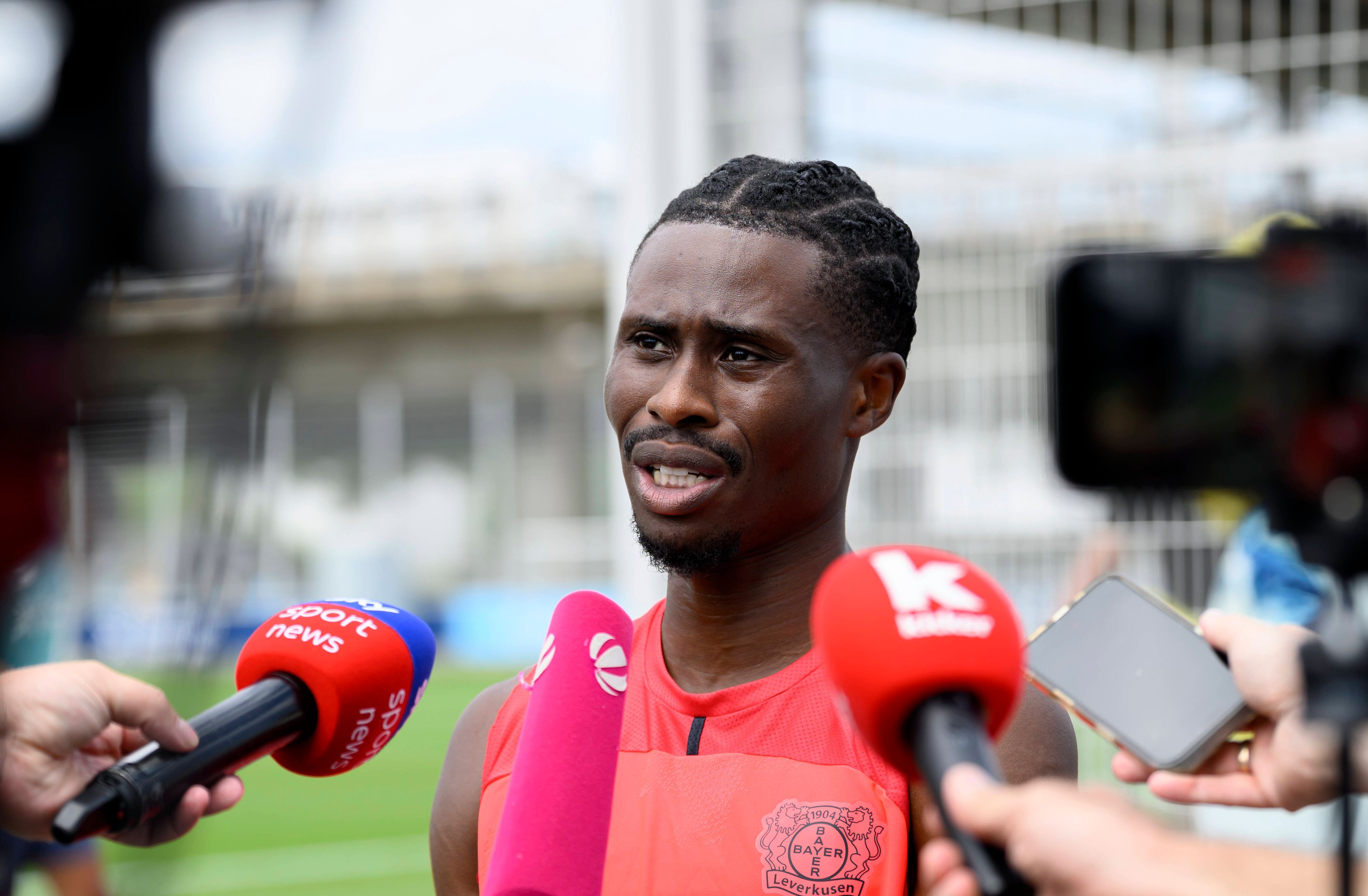 Nathan Tella Bayer Leverkusen beim interview. Fussball 1. Bundesliga, Trainingsauftakt Bayer 04 Leverkusen am 14.07.2026 in Leverkusen/ Deutschland. *** Nathan Tella of Bayer Leverkusen during an interview with Fussball 1 Bundesliga Bayer 04 Leverkusen s first day of training on July 14, 2026, in Leverkusen, Germany