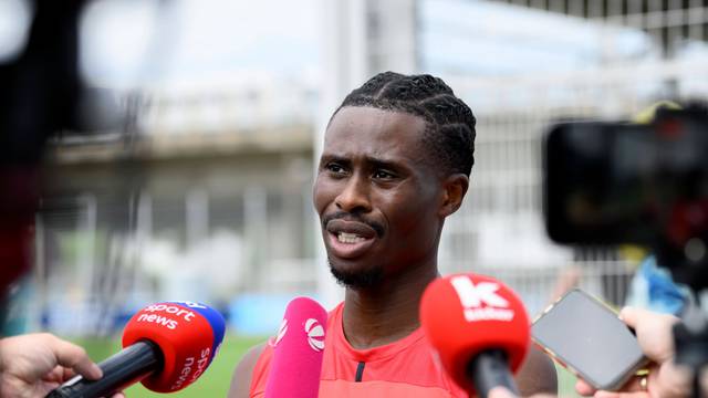 Nathan Tella Bayer Leverkusen beim interview. Fussball 1. Bundesliga, Trainingsauftakt Bayer 04 Leverkusen am 14.07.2026 in Leverkusen/ Deutschland. *** Nathan Tella of Bayer Leverkusen during an interview with Fussball 1 Bundesliga Bayer 04 Leverkusen s first day of training on July 14, 2026, in Leverkusen, Germany