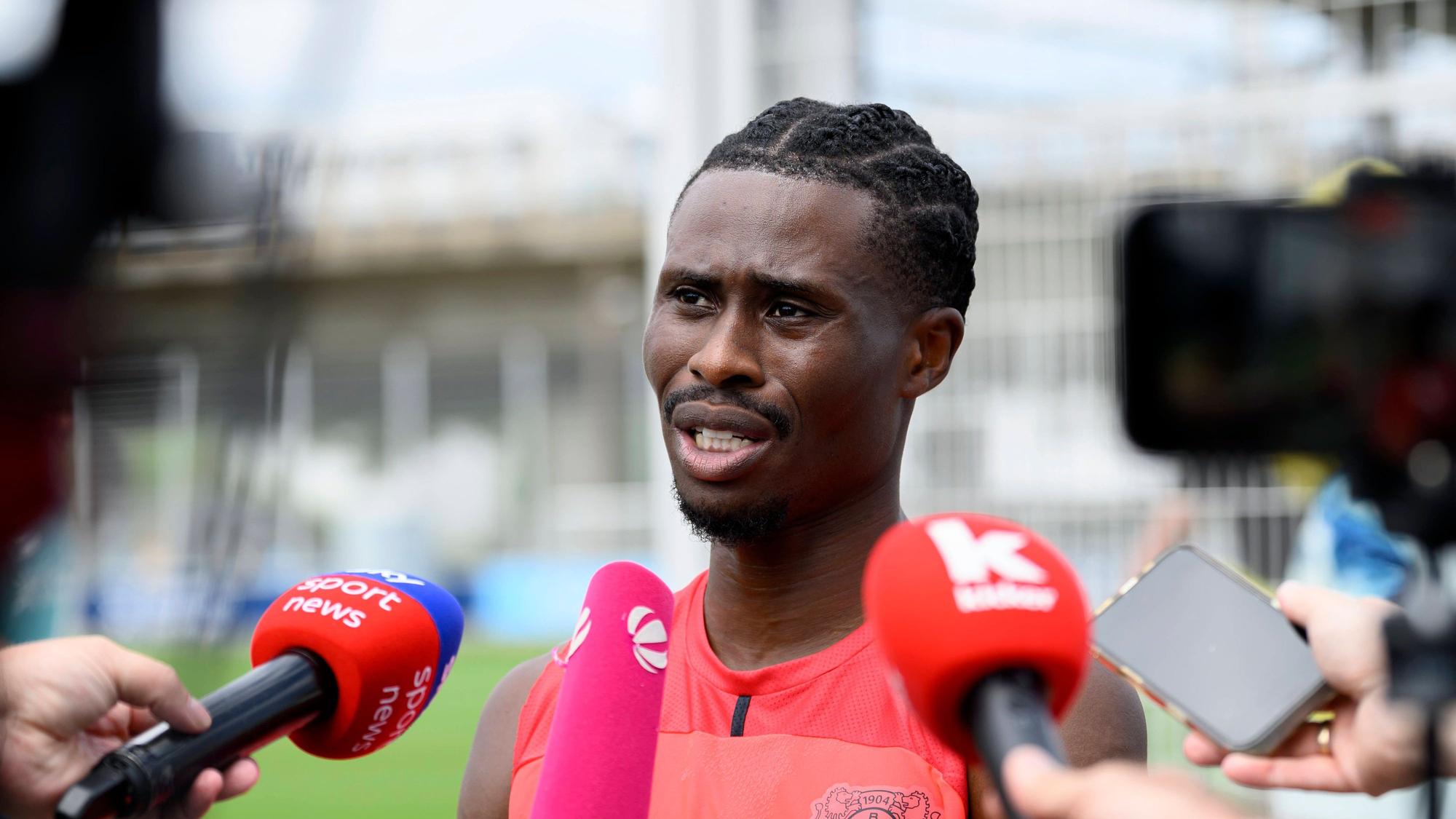 Nathan Tella Bayer Leverkusen beim interview. Fussball 1. Bundesliga, Trainingsauftakt Bayer 04 Leverkusen am 14.07.2026 in Leverkusen/ Deutschland. *** Nathan Tella of Bayer Leverkusen during an interview with Fussball 1 Bundesliga Bayer 04 Leverkusen s first day of training on July 14, 2026, in Leverkusen, Germany