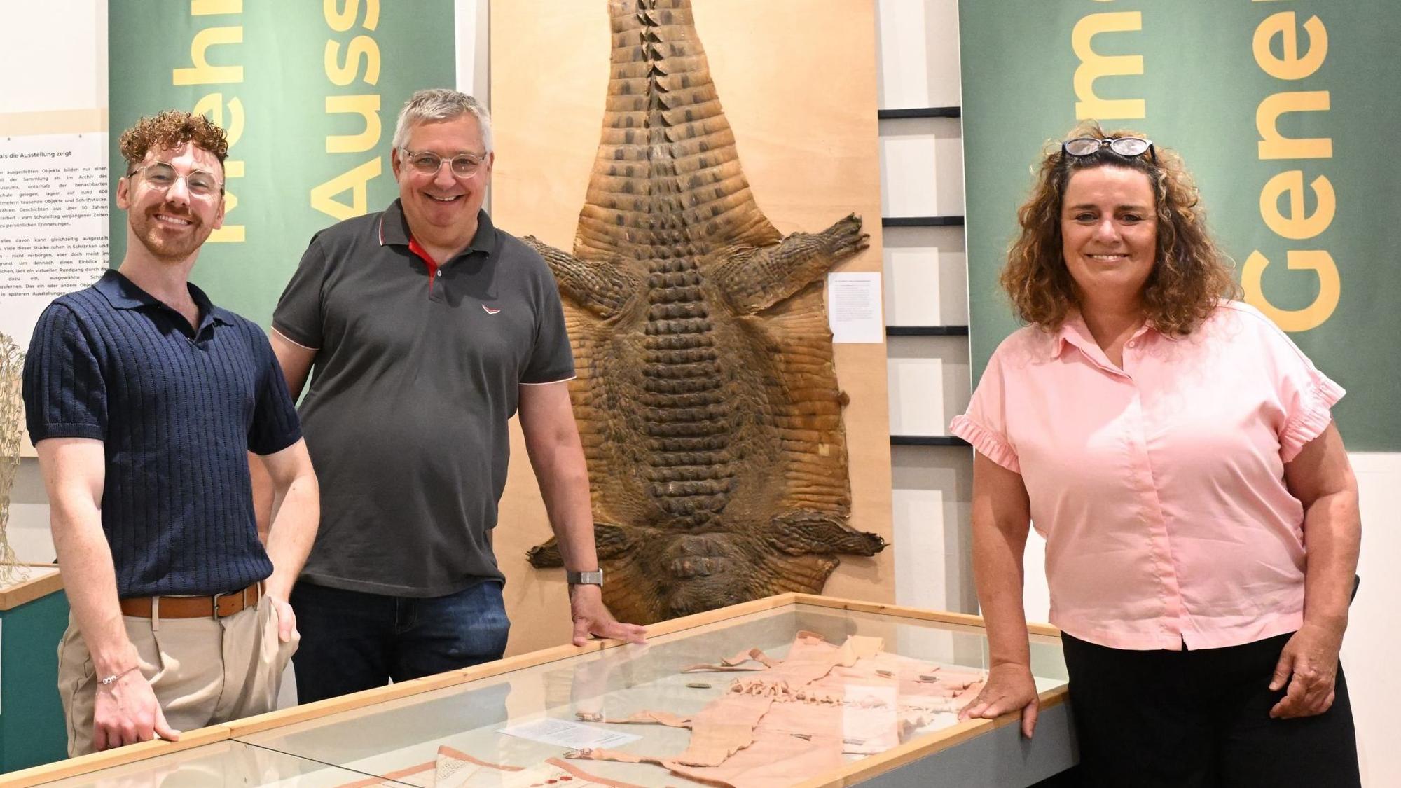 Der Leiter des Schulmuseums Dominik Olbrisch (l.), die stellvertretende Bürgermeisterin Brigitta Opiela und Christoph Lehner, erster Vorsitzender des Trägervereins stehen im Museum.