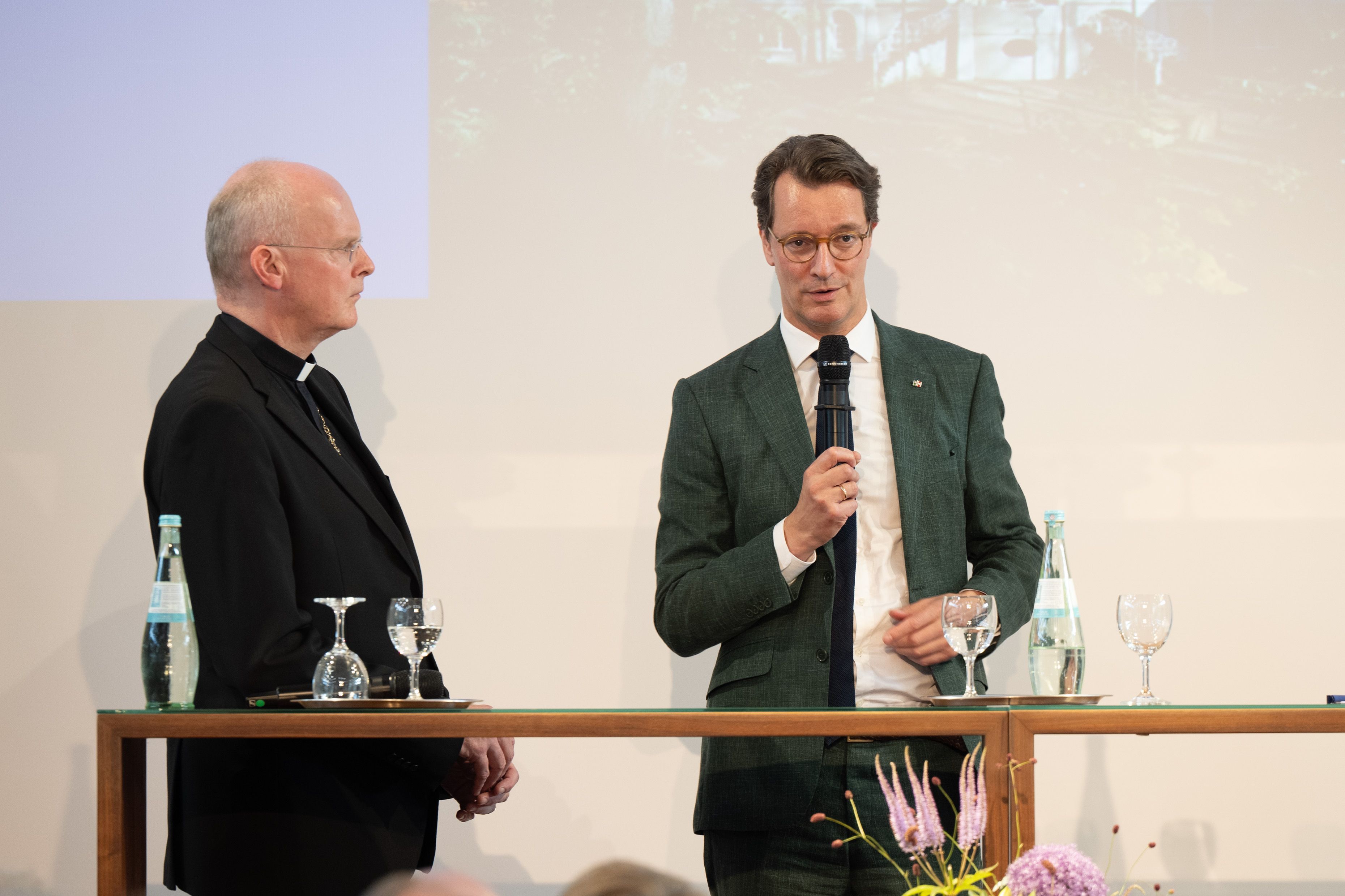 Bischof Franz-Josef Overbeck (l.), Bistum Essen, und NRW-Ministerpräsident Hendrik Wüst (CDU) führen beim Sommerempfang des Bistums in der katholischen Akademie „Die Wolfsburg“ ein Gespräch. 13. Juli 2026