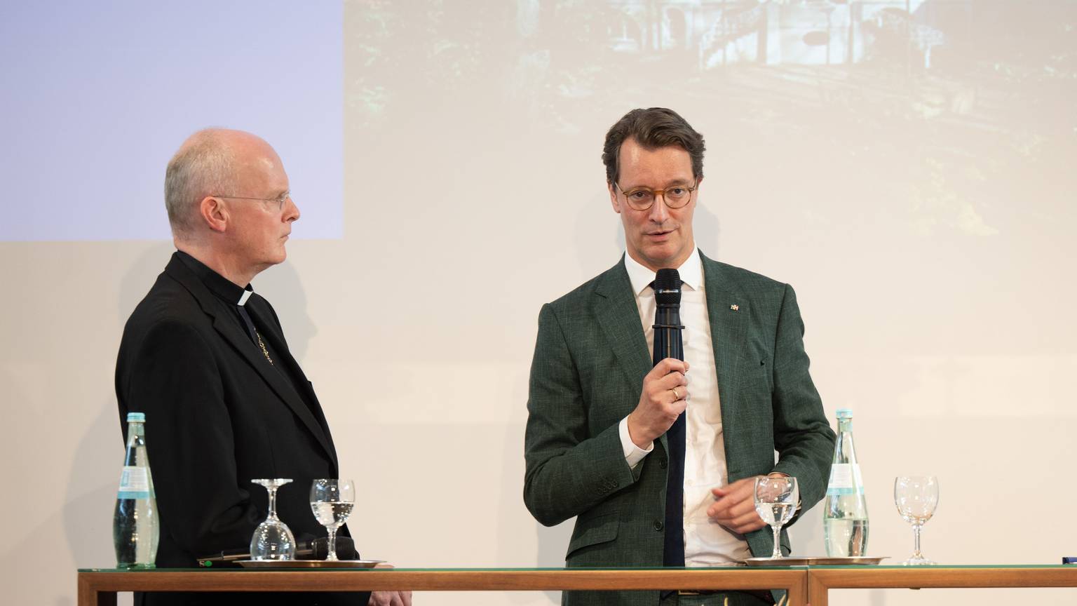 Bischof Franz-Josef Overbeck (l.), Bistum Essen, und NRW-Ministerpräsident Hendrik Wüst (CDU) führen beim Sommerempfang des Bistums in der katholischen Akademie „Die Wolfsburg“ ein Gespräch. 13. Juli 2026