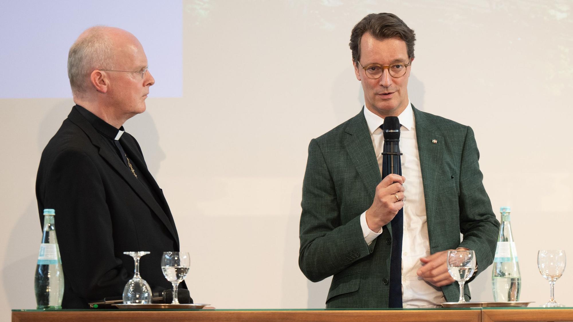 Bischof Franz-Josef Overbeck (l.), Bistum Essen, und NRW-Ministerpräsident Hendrik Wüst (CDU) führen beim Sommerempfang des Bistums in der katholischen Akademie „Die Wolfsburg“ ein Gespräch. 13. Juli 2026