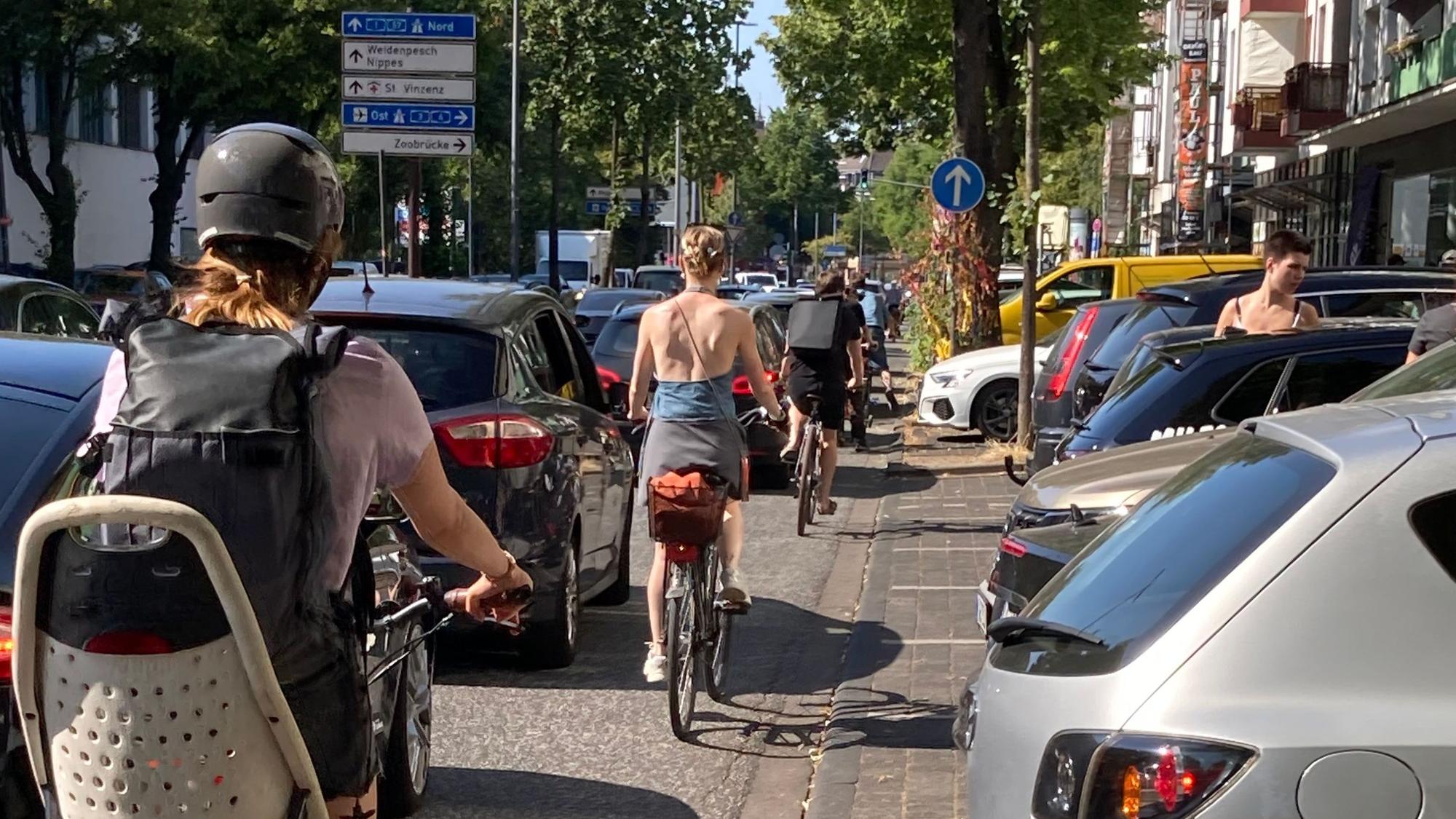 Fahrradfahrer auf der Neusser Straße.