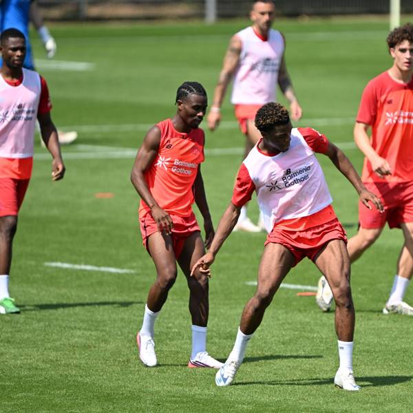 Nathan Tella (l.) freut sich auf die neue Saison mit Bayer 04 und dem neuen Trainer Carles Martínez.