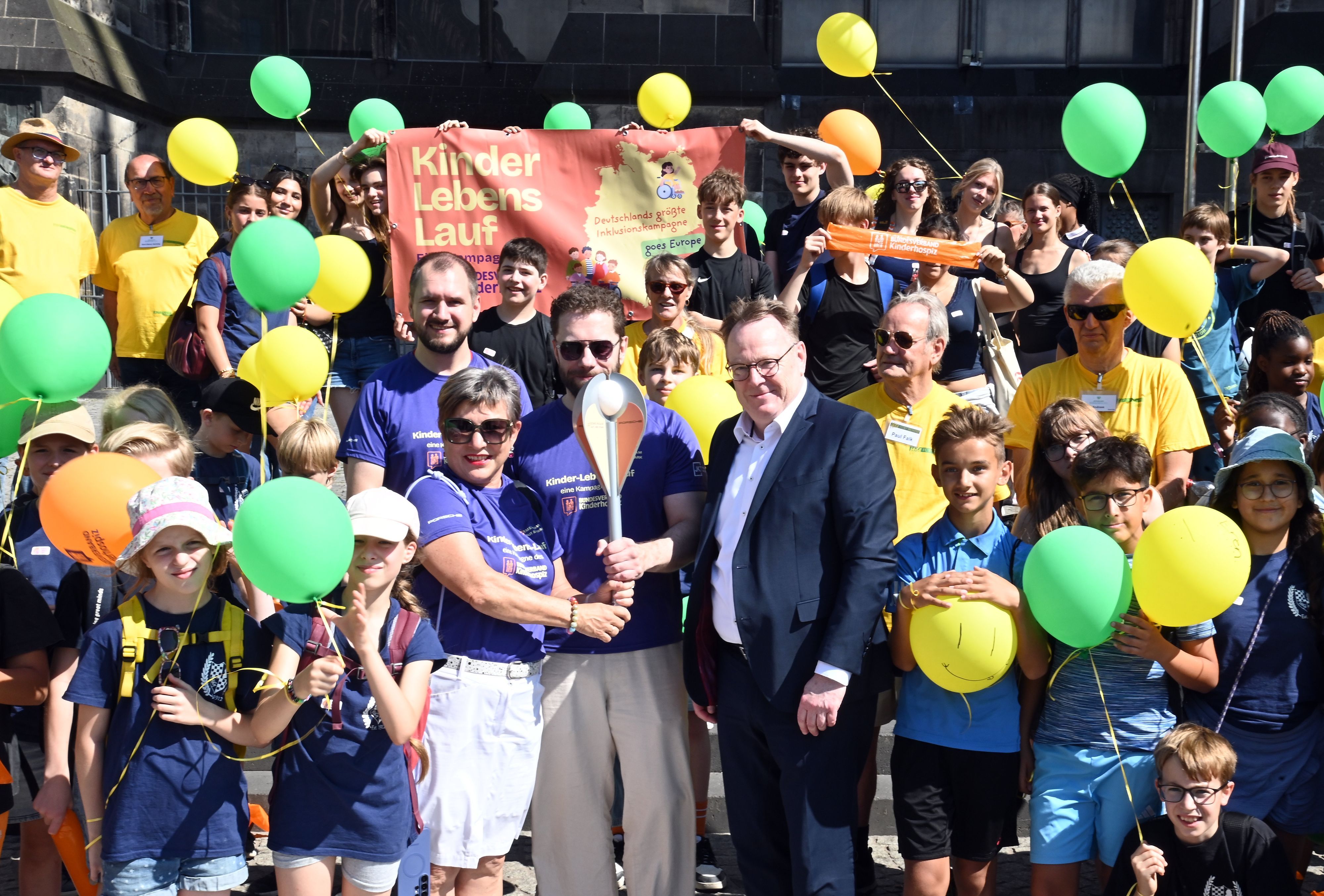15.07.2026 Köln. Die Engels-Fackel des Kinder-Lebens-Lauf erreicht Köln. OB Burmester empfängt die Kinder am Dom. Foto: Alexander Schwaiger