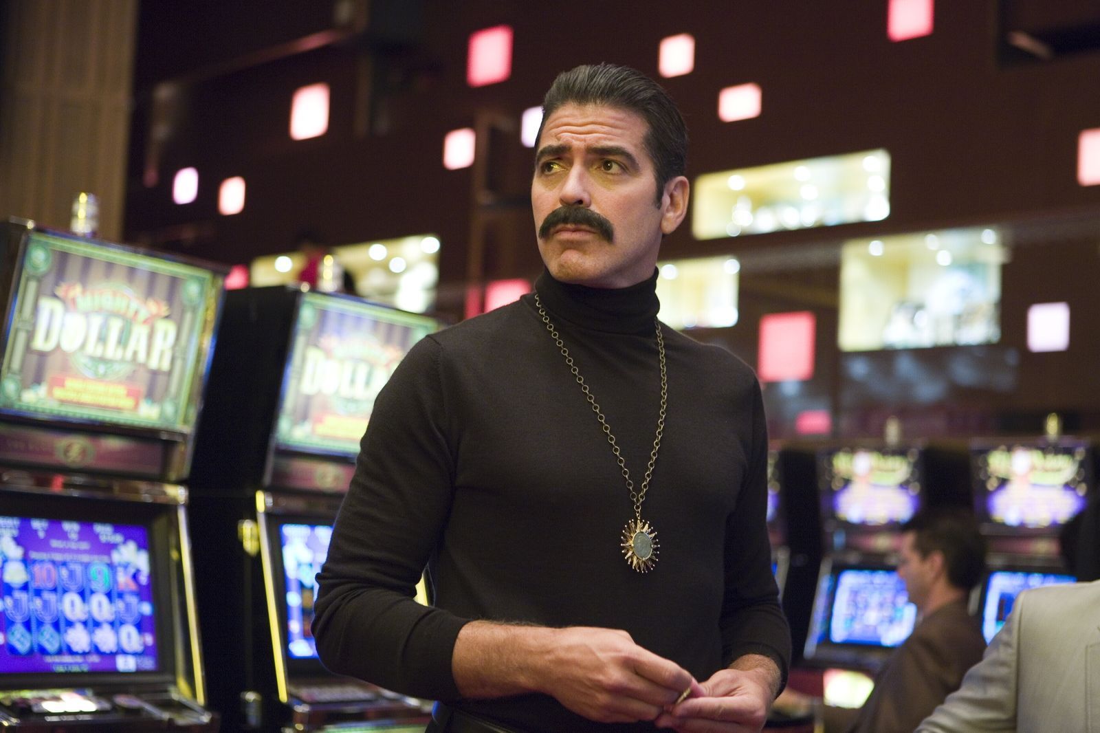 Ein Meister des Verbrechens muss auch ein Meister der Verkleidung sein: George Clooney als Heist-Genie Danny Ocean in „Ocean's 13“. (Bild: kabel eins/TM & Warner Bros.)