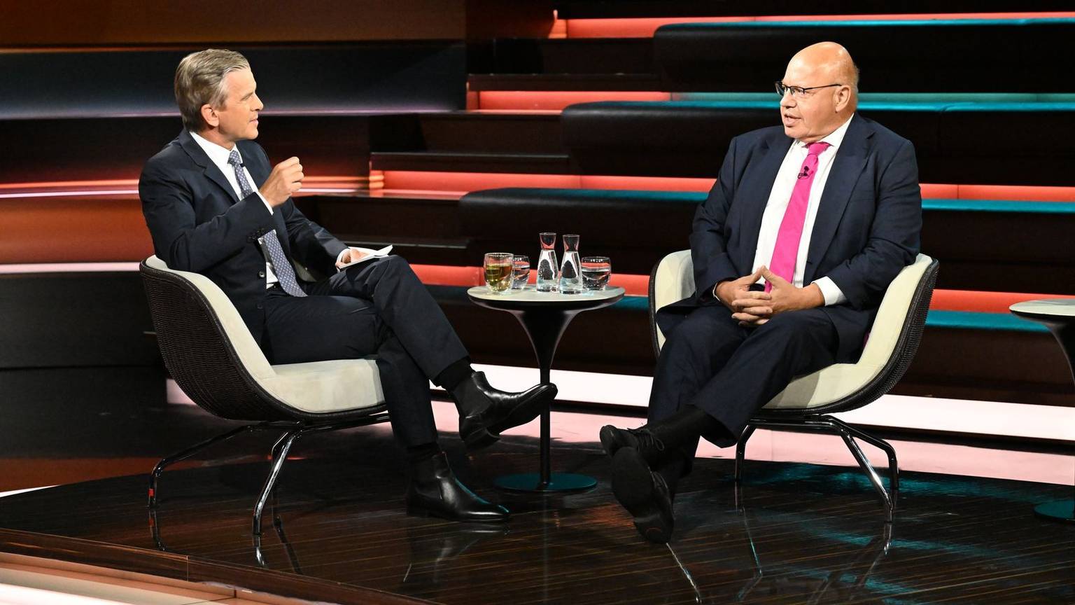 Im Gespräch mit Markus Lanz (links) warnte CDU-Politiker Peter Altmaier vor einer Staatskrise und richtete konkrete Forderungen an die aktuelle Regierung. (Bild: Cornelia Lehmann / ZDF)