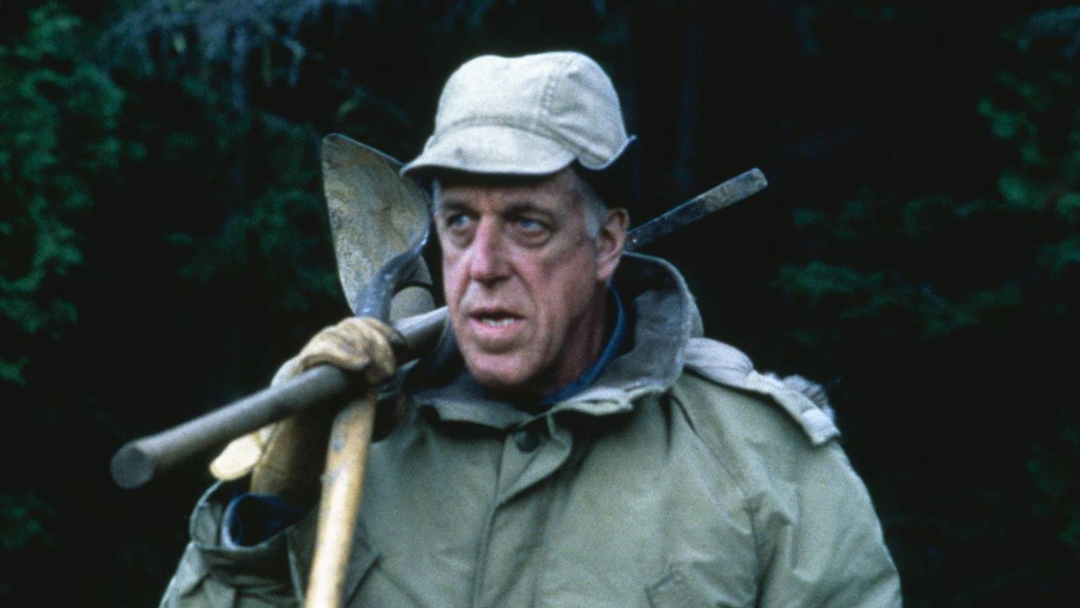 Jud (Fred Gwynne) kennt die dunklen Geschichten von Ludlow - und das uralte Wissen, das besser ruhen sollte. (Bild: ZDF / 2003 By Paramount Pictures All Rights Reserved,)