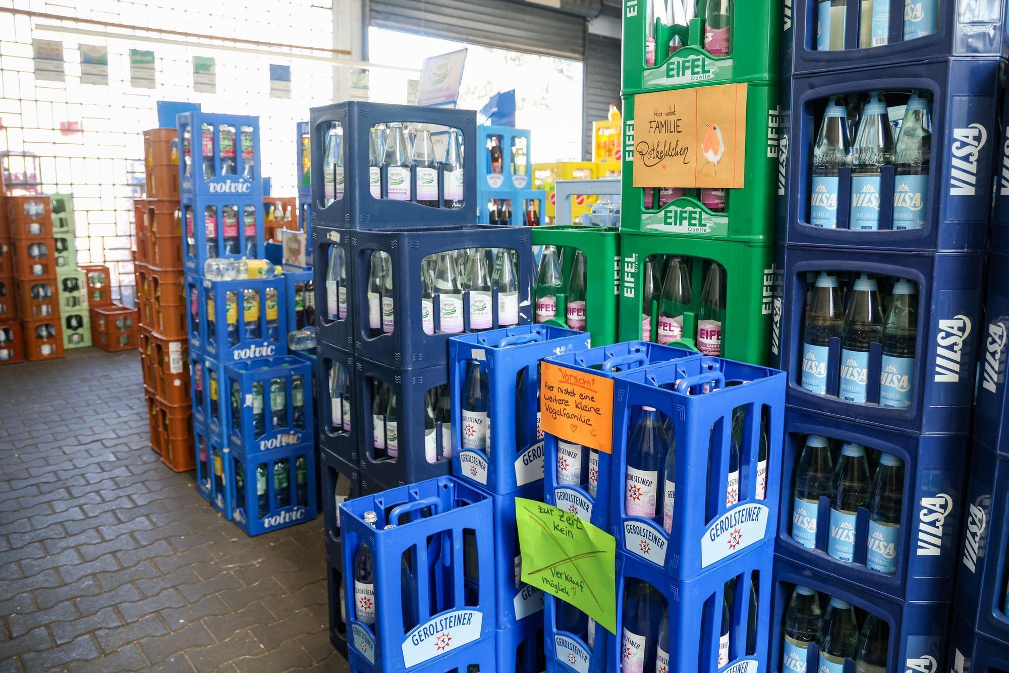 Mit mehreren Schildern weist die Markt-Inhaberin ihre Kunden auf die brütenden Vögel hin.