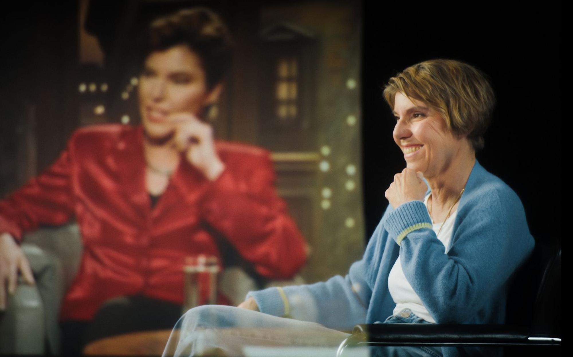Sie kann noch darüber lachen, immerhin: Auch Moderatorin Bettina Böttinger blickt kritisch auf den speziellen, oft männlich geprägten Witz der 90er-Jahre. (Bild: BASIS BERLIN Filmproduktion / ZDF / Thomas Lütz Archiv: Die Harald Schmidt Show/Port au Prince)