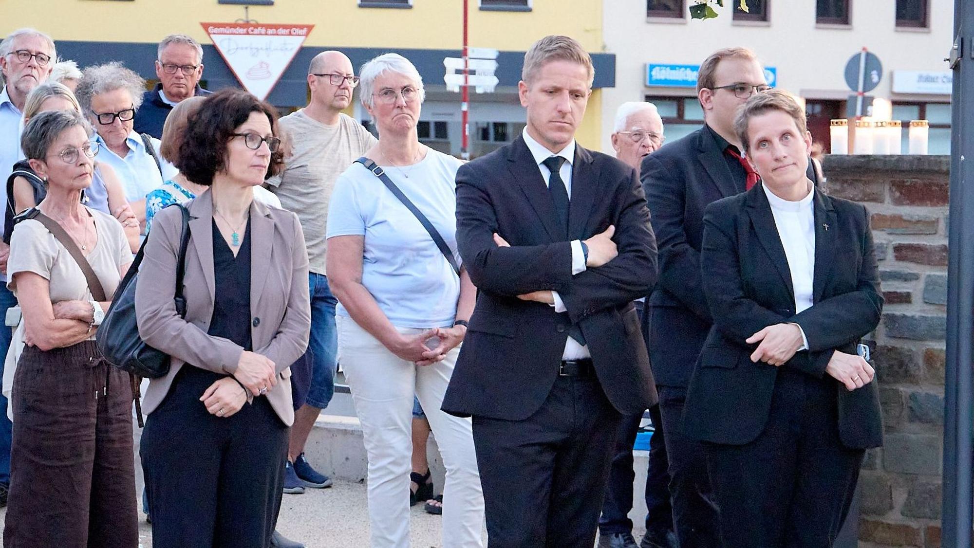 Die Genannten verfolgen zusammen mit anderen die Reden.