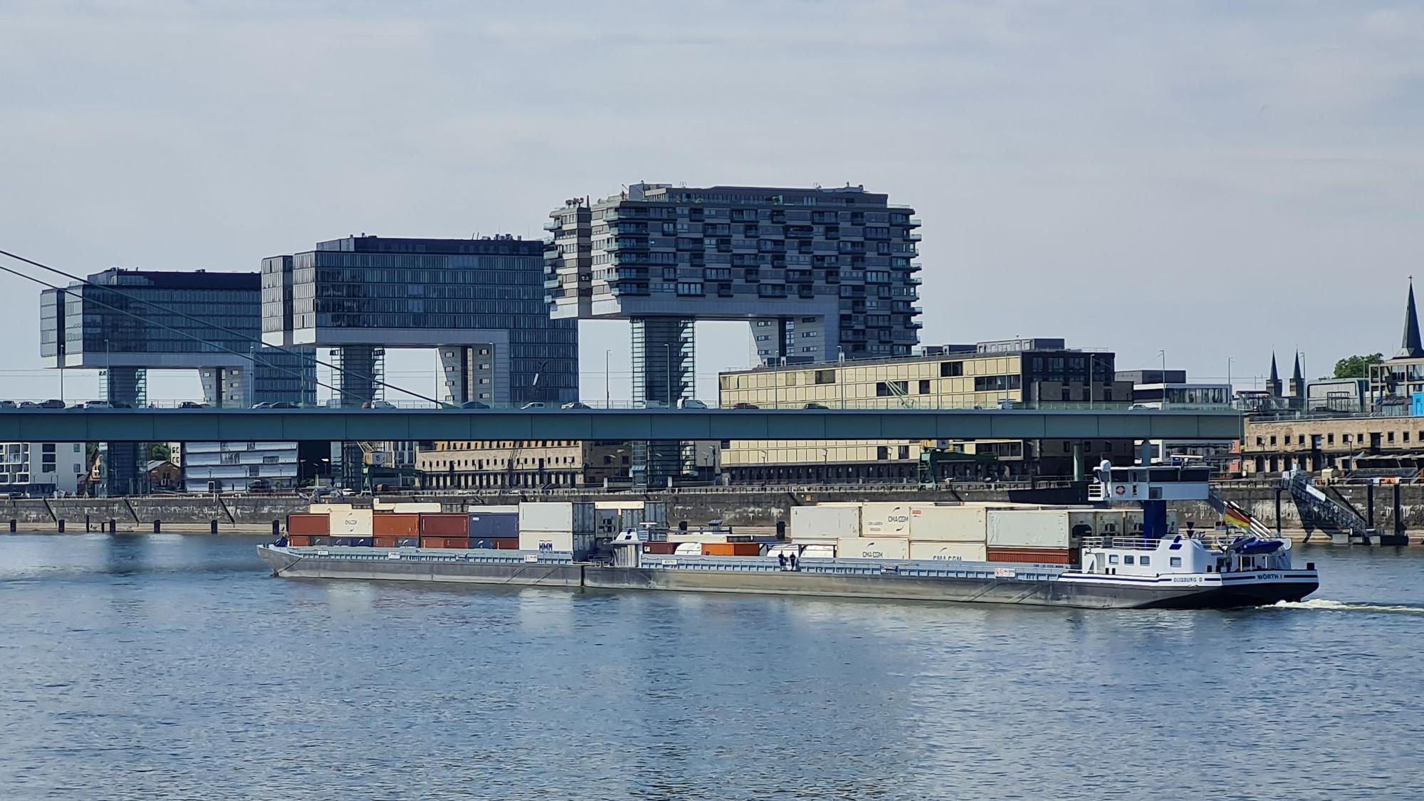 Ein mit Containern beladenes Frachtschiff fährt in Köln auf dem Rhein.