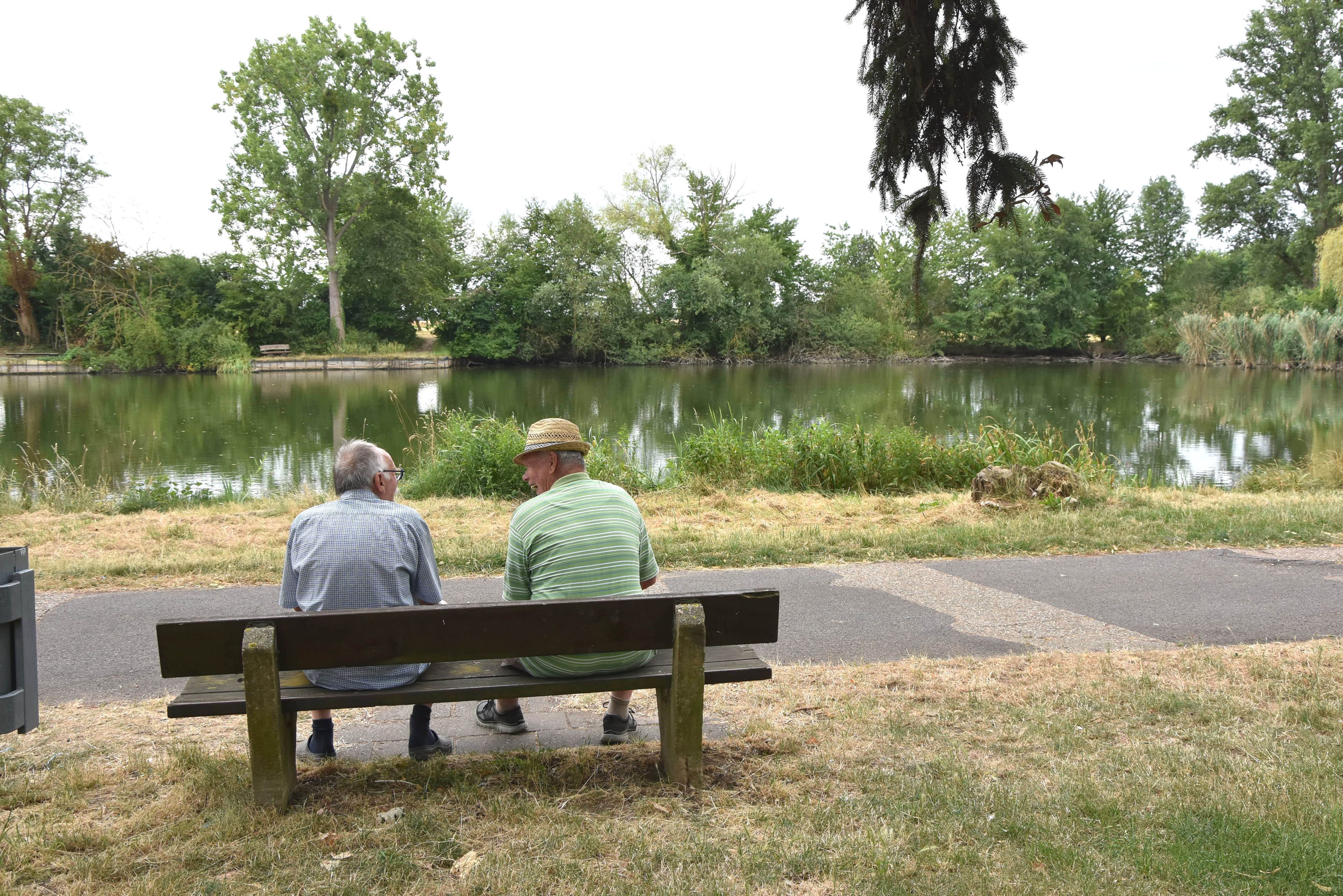 Zu sehen sind Ferdi Schiffer und Günter Rübsteck auf einer Bank am Grouvener Weiher.