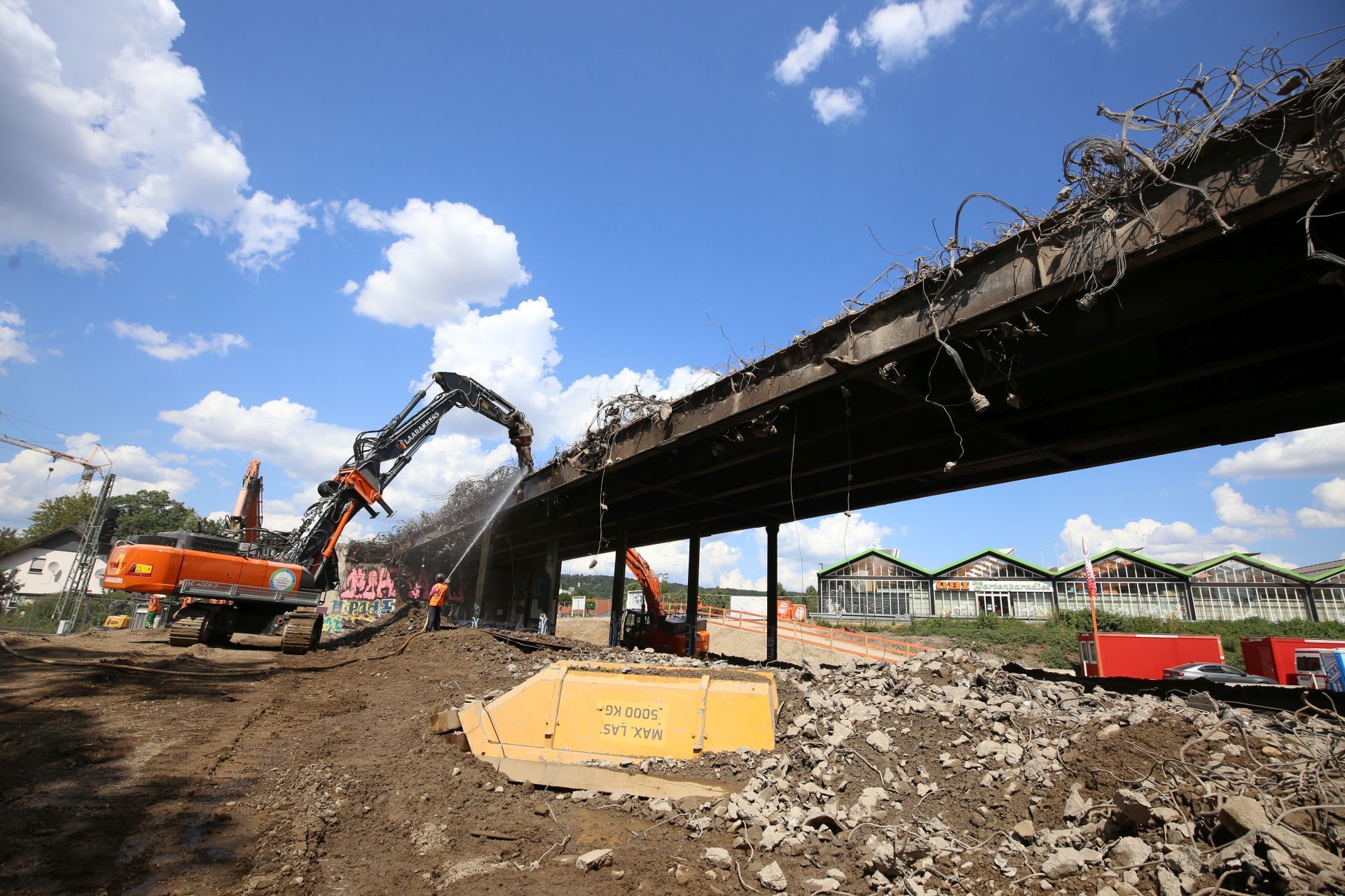Ein Großbagger beim Abriss einer Brücke.