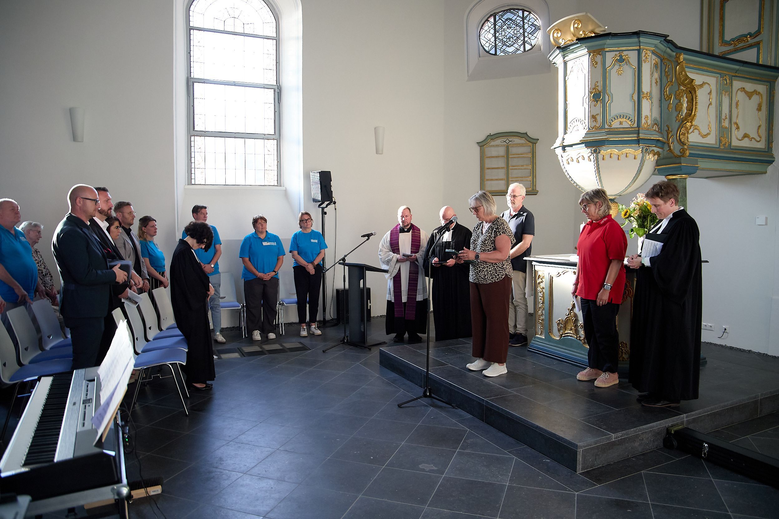 Die genannten Personen lesen Fürbitten in der evangelischen Kirche in Schleiden.