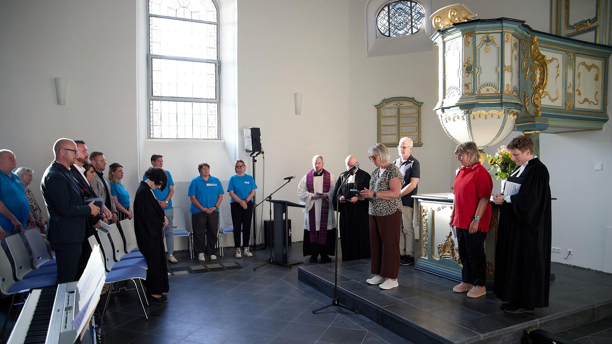 Die genannten Personen lesen Fürbitten in der evangelischen Kirche in Schleiden.