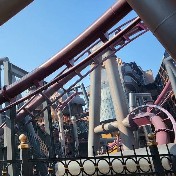 Gleise der Achterbahn F.L.Y. in der Themenwelt Rookburgh im Phantasialand.