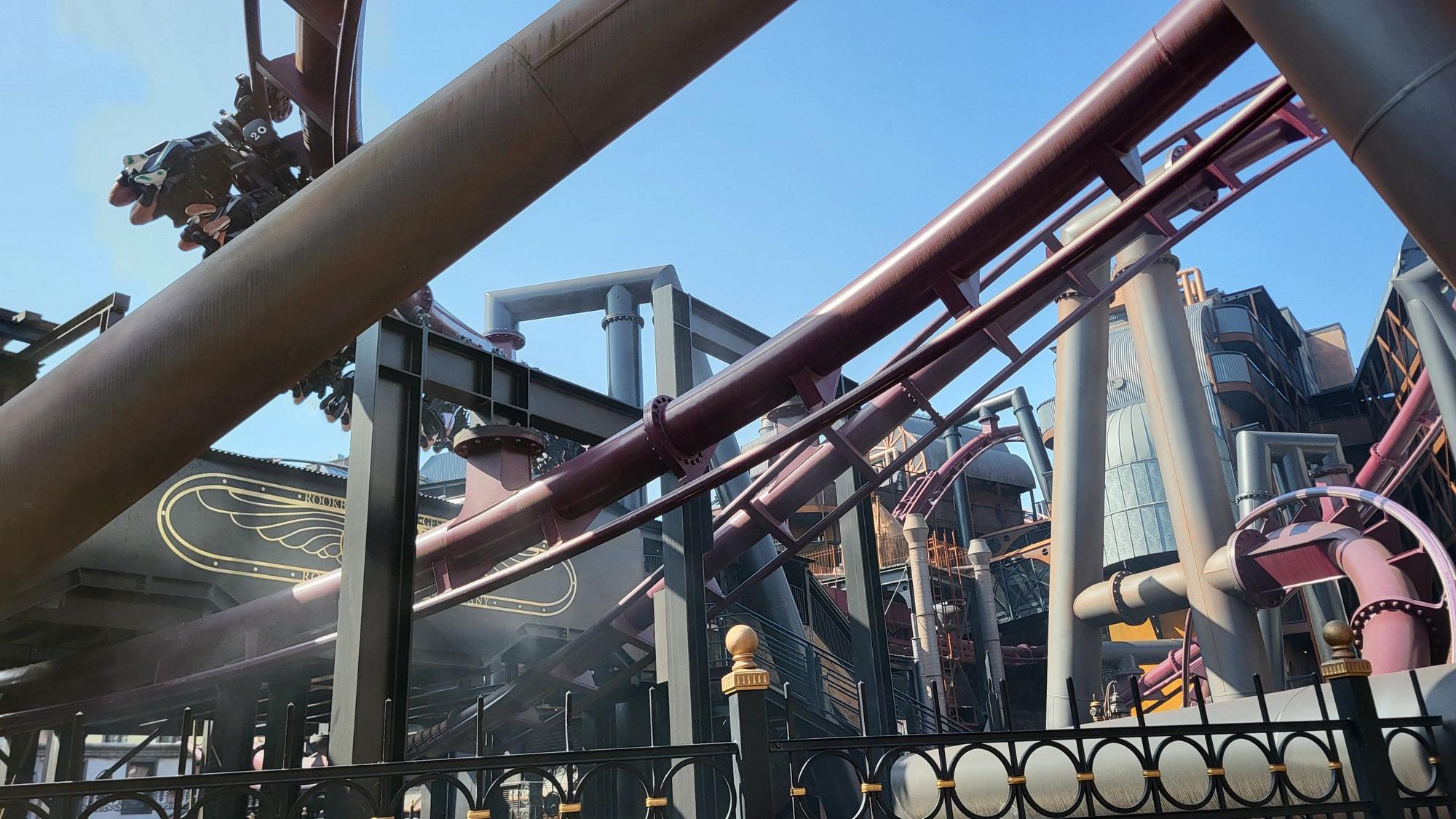Gleise der Achterbahn F.L.Y. in der Themenwelt Rookburgh im Phantasialand.