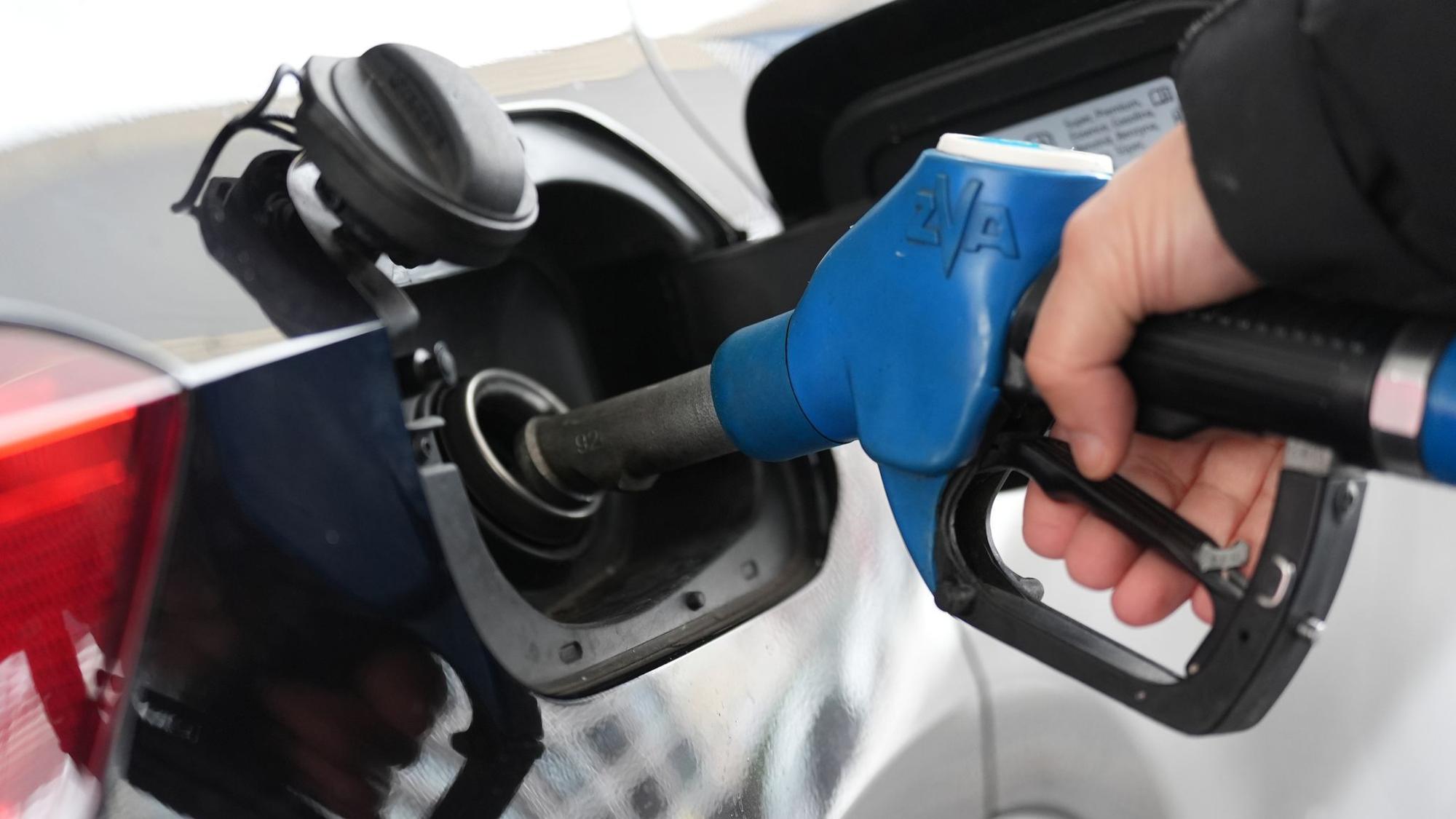 Tanken ist wieder deutlich teurer geworden. Vor allem der Dieselpreis hat angezogen. (Archivbild)