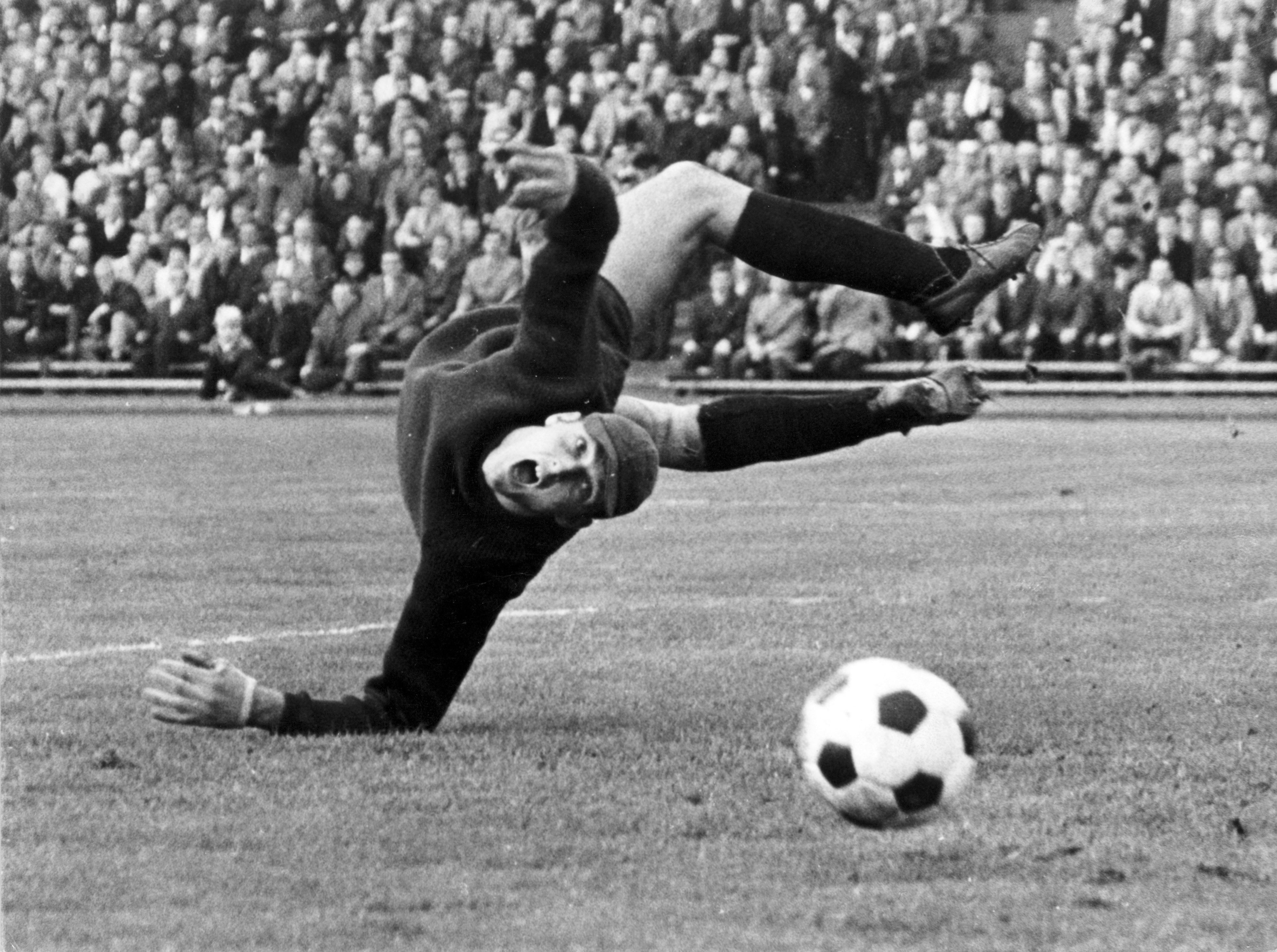 Der Torwart beim Bundesligaverein Meidericher SV, Manfred Manglitz, schaut trotz eines mächtigen Sprungs dem Ball hinterher.