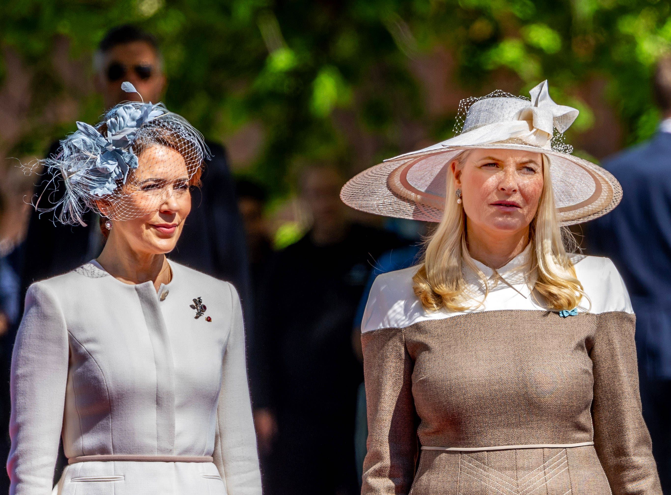Große royale Termine wie dieser müssen für Mette-Marit vorerst warten. Beim Staatsbesuch von Königin Mary im Mai 2024 zeigte sich die Kronprinzessin noch im Einsatz.