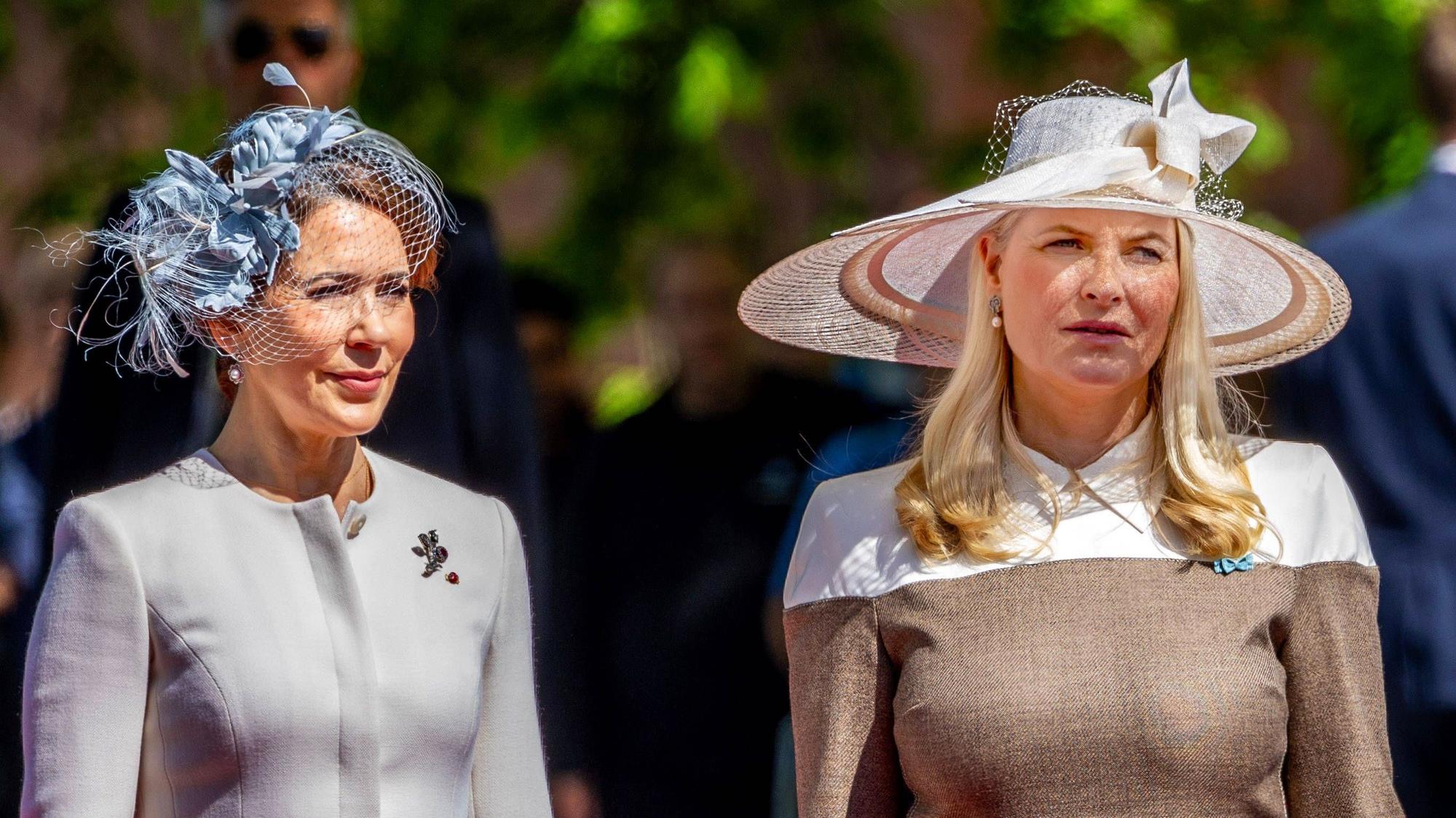 Königin Mary und Königin Mette-Marit stehen nebeneinander.