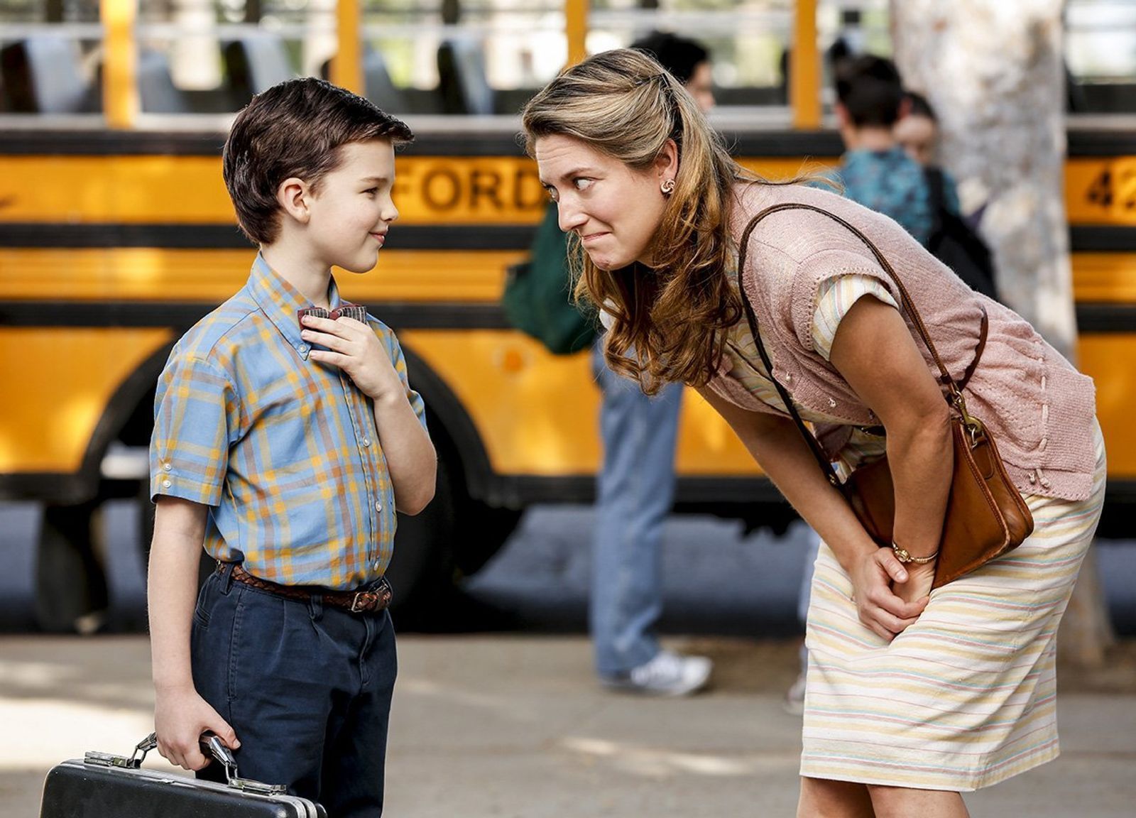 Sheldon (Iain Armitage) und seine Mutter (Zoe Perry) haben ein kompliziertes Verhältnis. In der Prequel-Serie „Young Sheldon“ erfahren „Big Bang Theory“-Fans, wie Sheldons Jugend in Texas so war. (Bild: CBS)