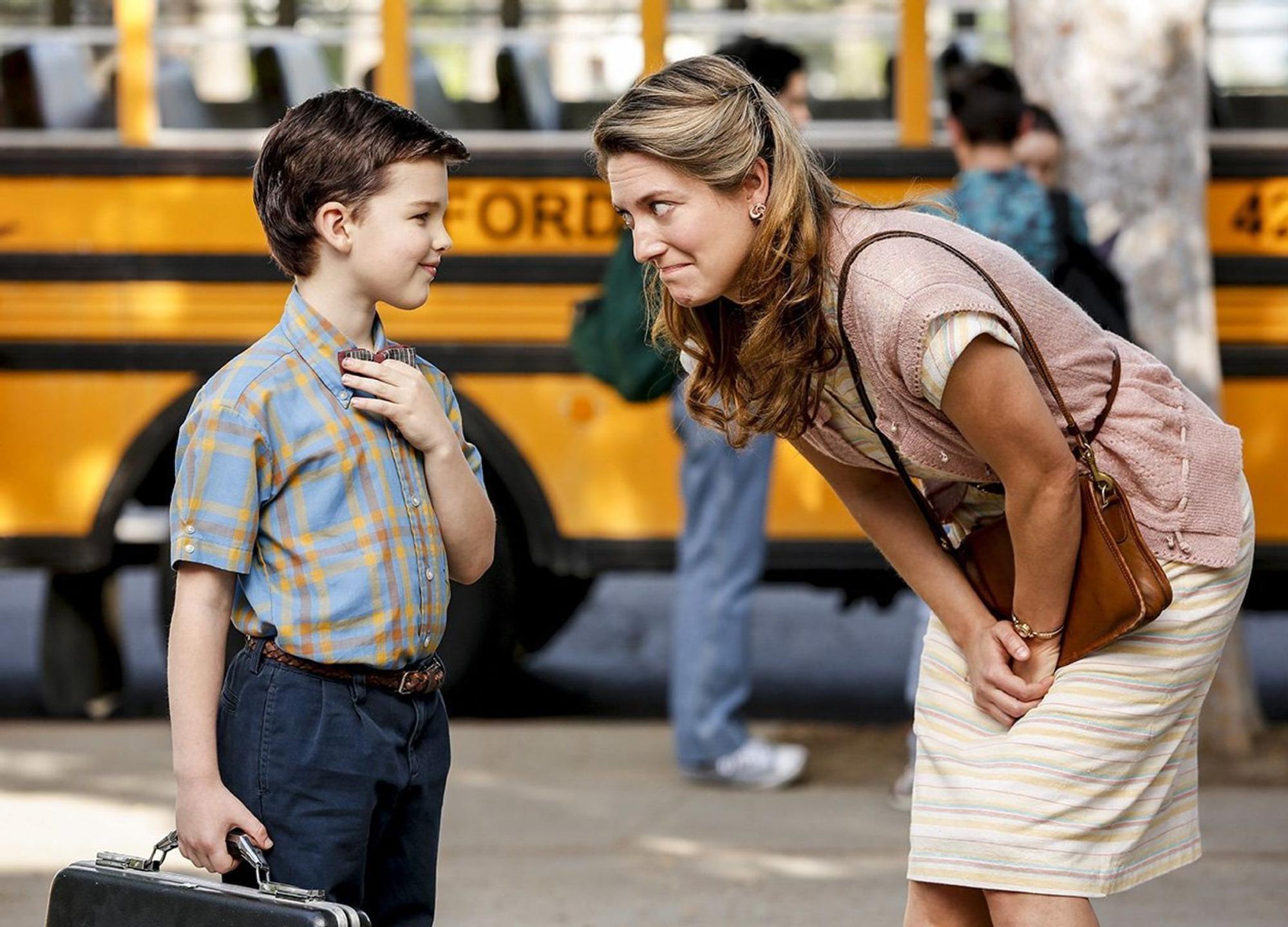Sheldon (Iain Armitage) und seine Mutter (Zoe Perry) haben ein kompliziertes Verhältnis. In der Prequel-Serie „Young Sheldon“ erfahren „Big Bang Theory“-Fans, wie Sheldons Jugend in Texas so war. (Bild: CBS)