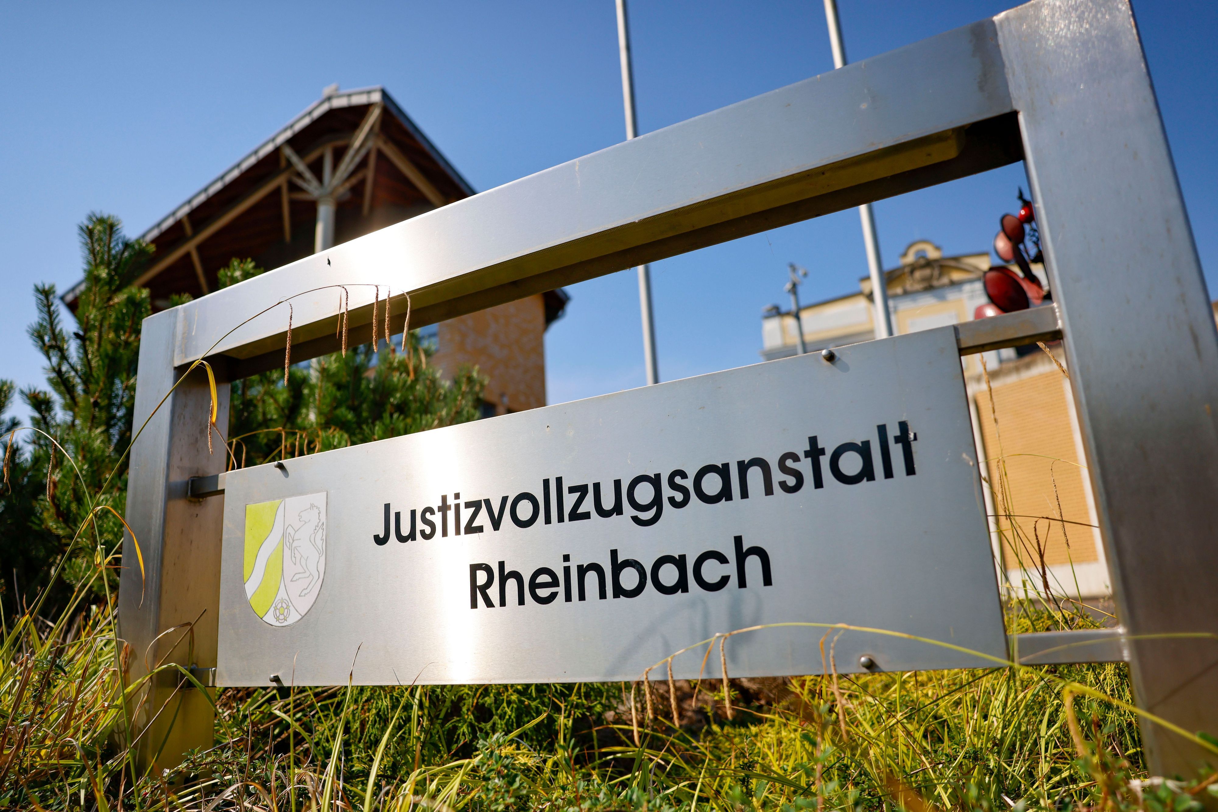 Ein Schild weist auf die Justizvollzugsanstalt Rheinbach hin.