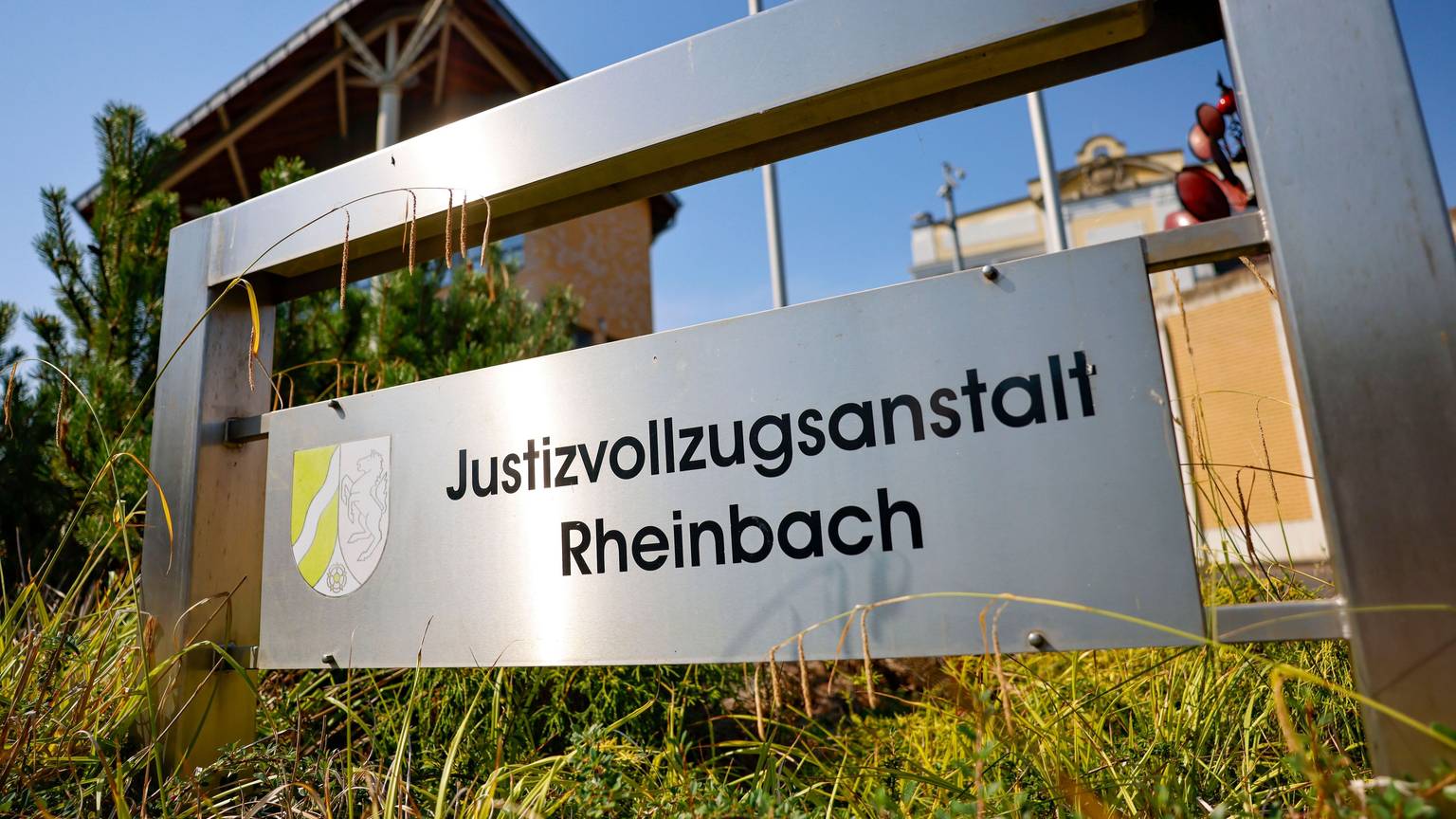 Ein Schild weist auf die Justizvollzugsanstalt Rheinbach hin.