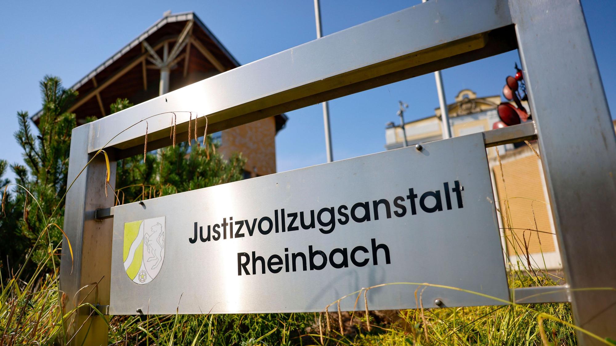 Ein Schild weist auf die Justizvollzugsanstalt Rheinbach hin.