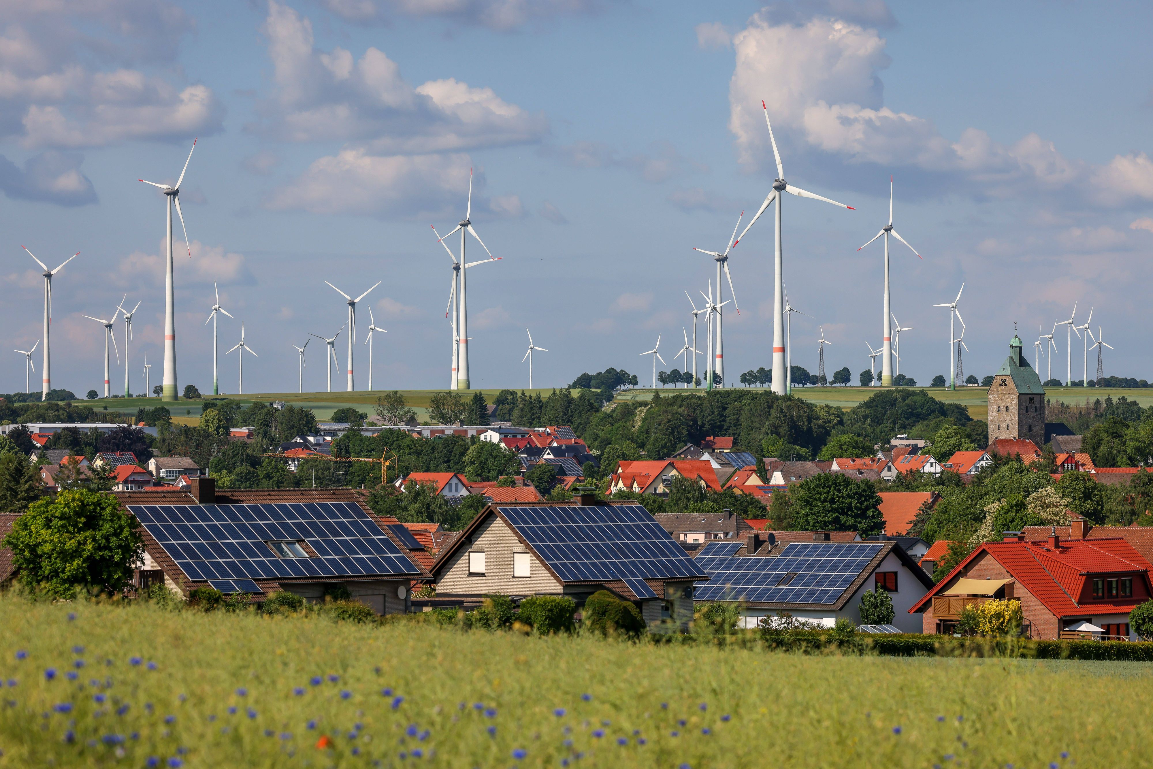 Windpark an der Ortschaft Lichtenau.
