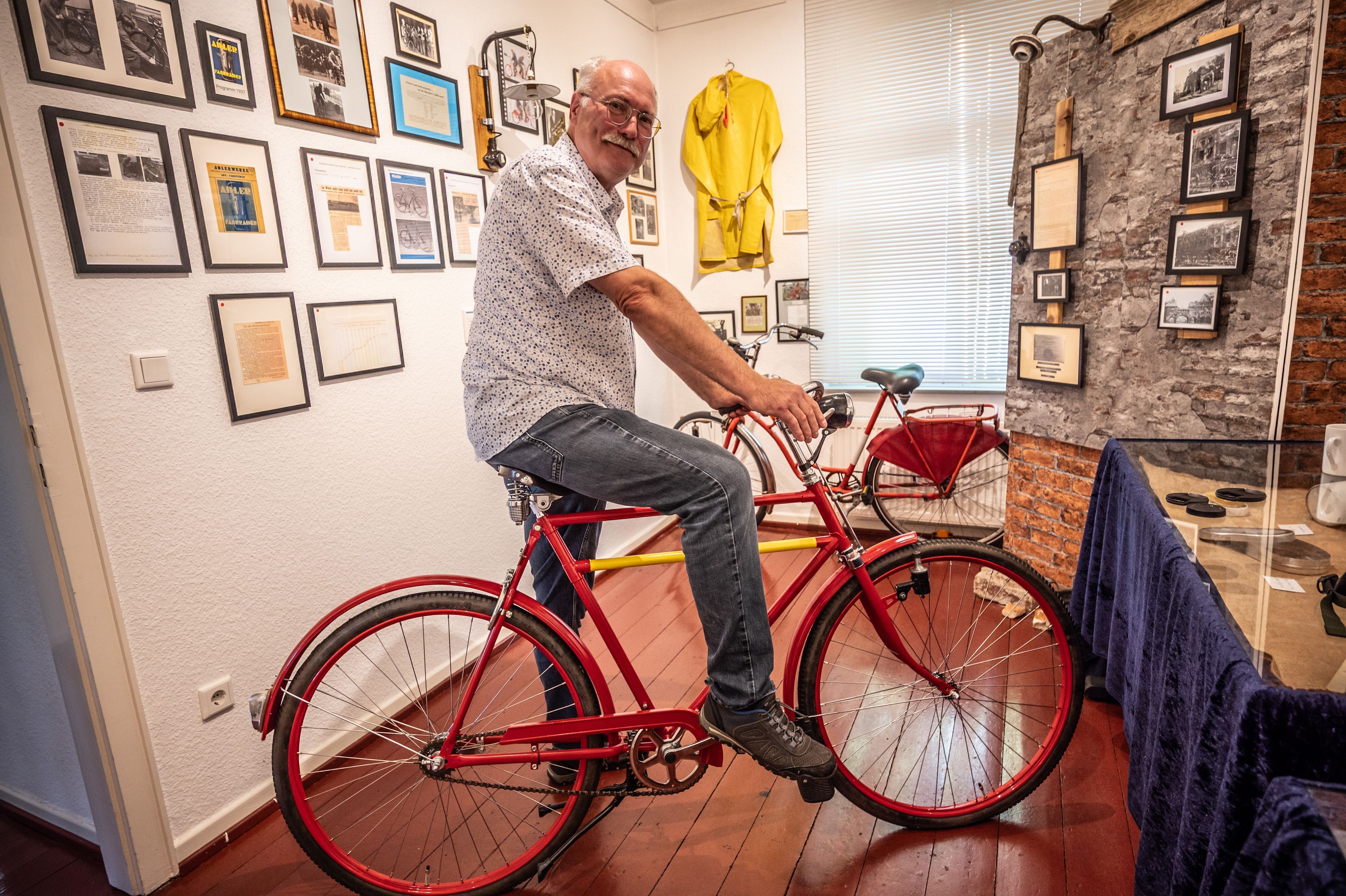 Bayer-Fahrrad-Ausstellung im Koloniemuseum. Zusammengestellt hat die Ausstellung Jürgen Ehrhardt, der in fünfter Generation bei Bayer gearbeitet hat. Dieses Rad, Hersteller Miele, stammt aus 1928, Ehrhardt hat es restauriert. Bild: Ralf Krieger