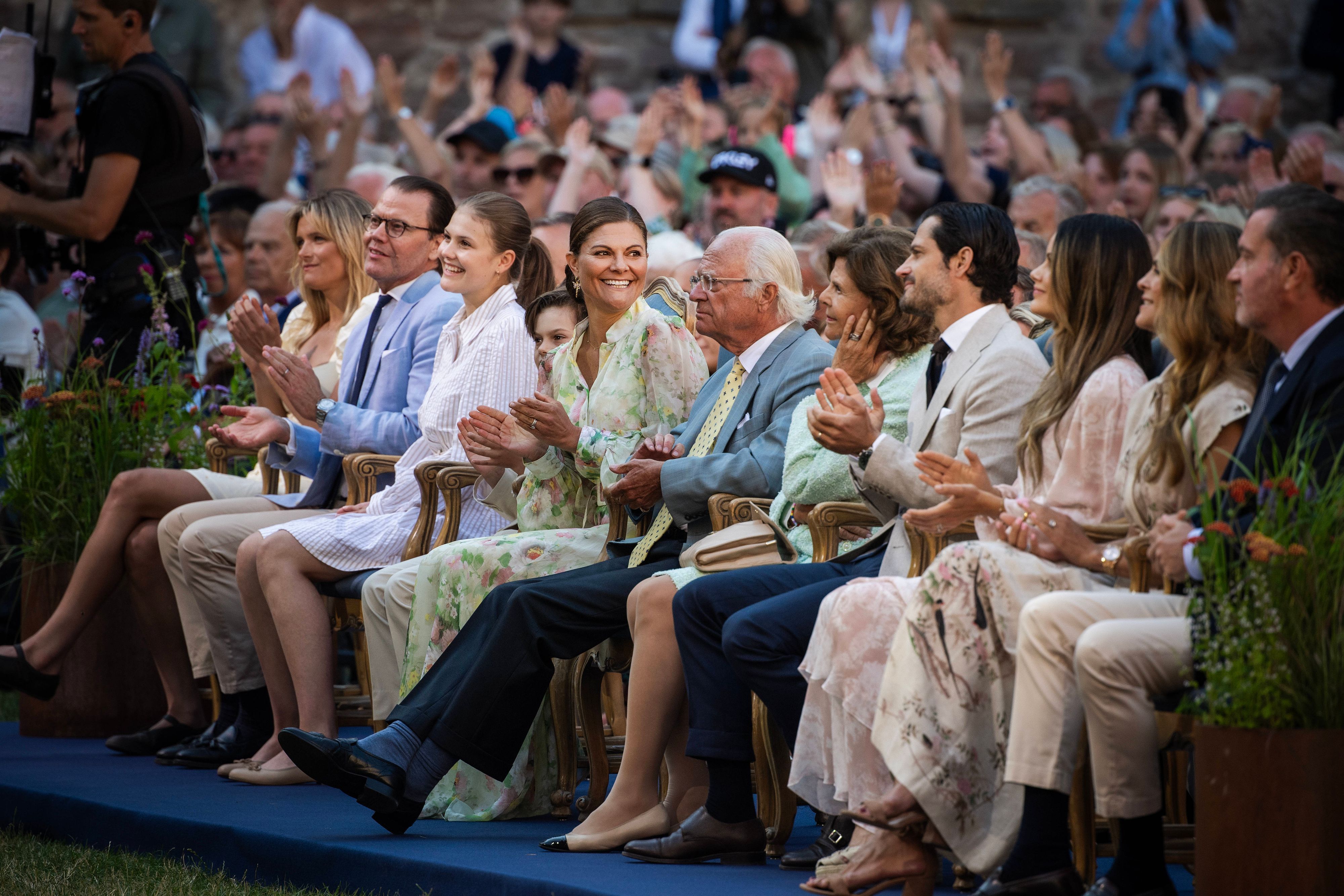 Kronprinzessin Victoria, Prinz Daniel, Prinzessin Estelle, Prinz Oscar, König Carl Gustaf, Königin Silvia, Prinz Carl Philip und Prinzessin Sofia beim Victoriakonzert in der Schlossruine von Borgholm anlässlich des Geburtstags von Victoria auf Öland.