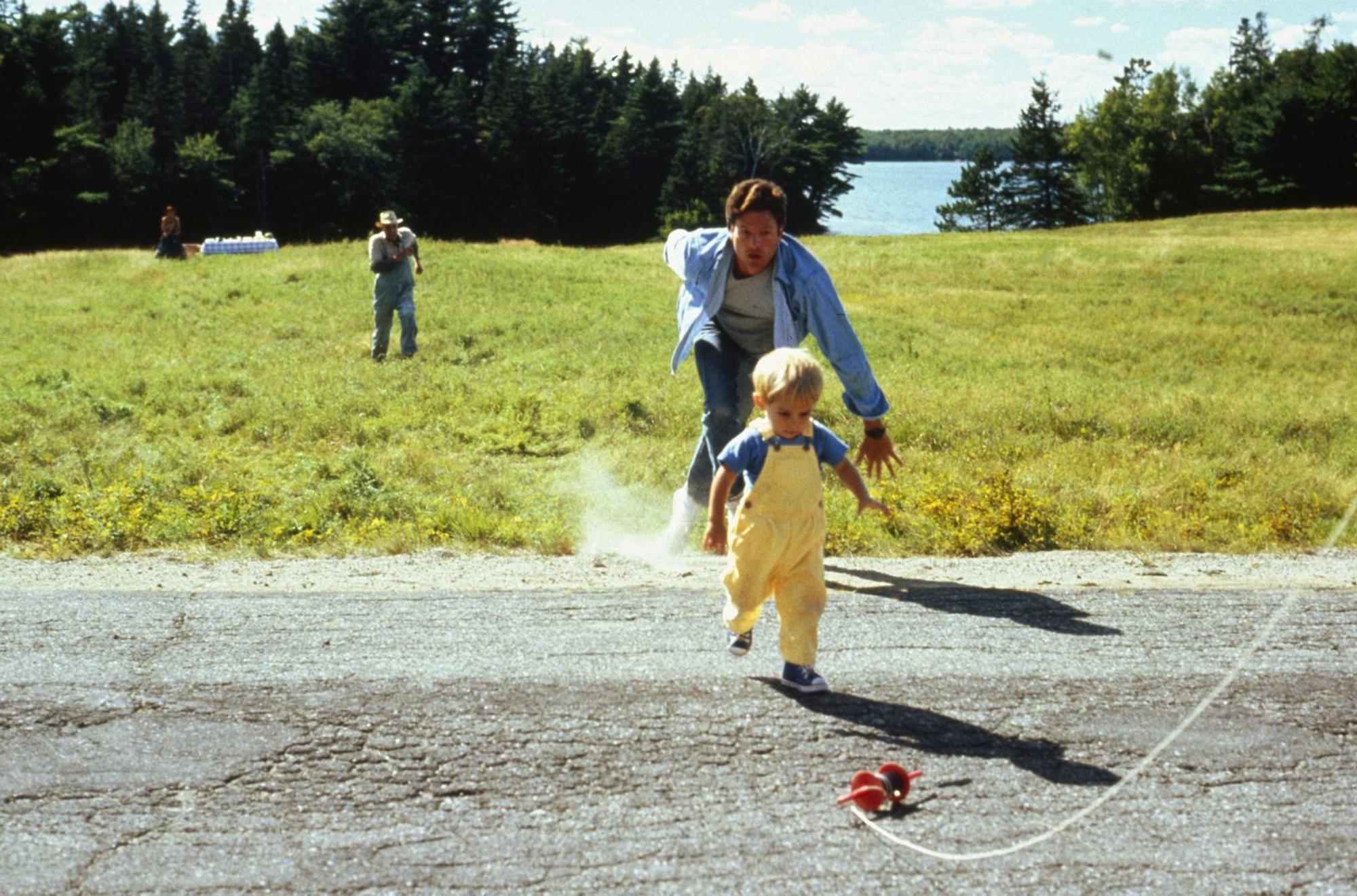 Als Gage (Miko Hughes, vorne) losrennt, geraten Louis (Dale Midkiff, rechts) und Jud (Fred Gwynne) in Panik - ein Wettlauf gegen das Schicksal beginnt. (Bild: ZDF / 2003 By Paramount Pictures All Rights Reserved,)