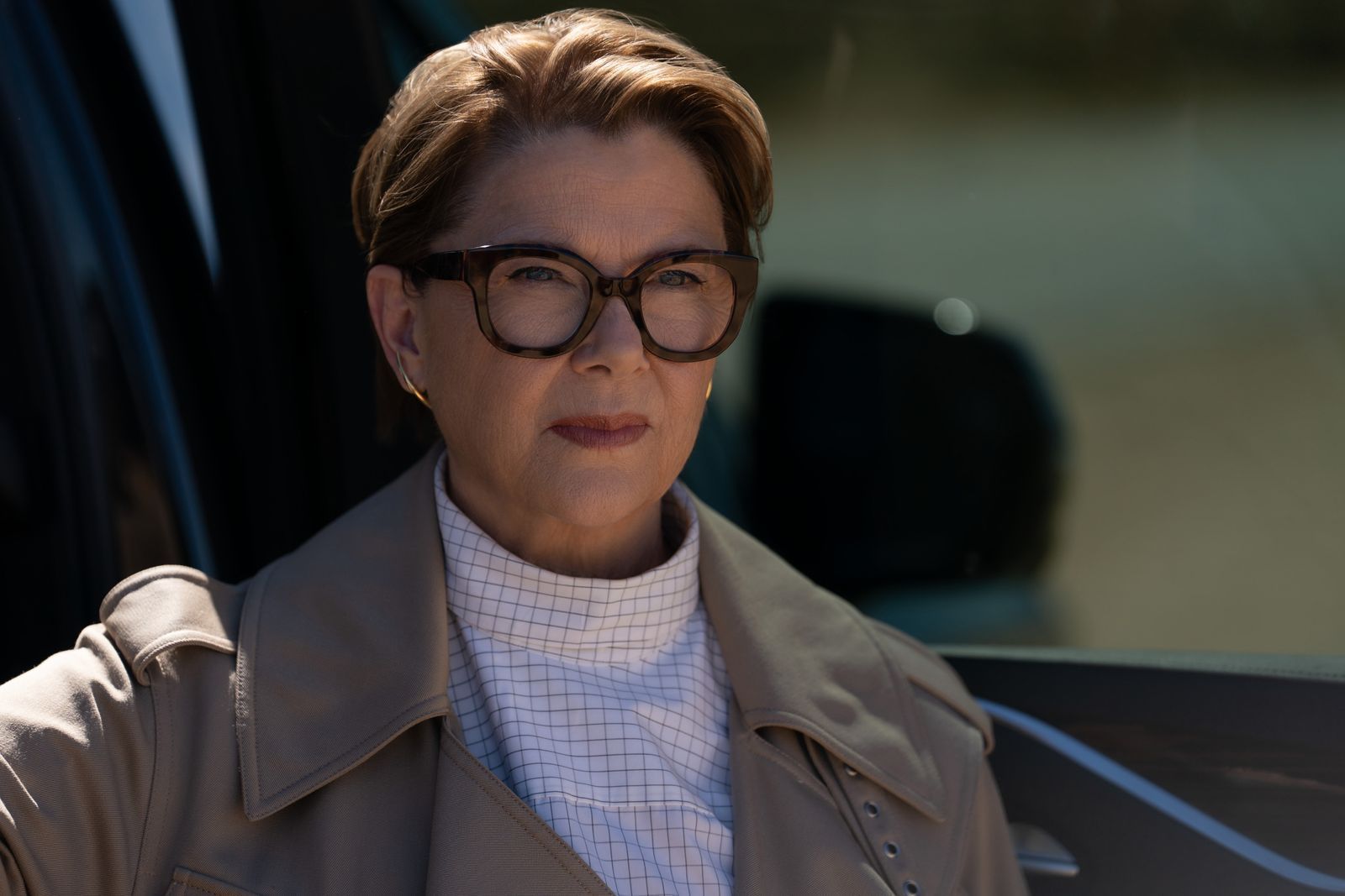 Priscilla (Annette Bening) ist auf der Suche nach ihrem Sohn und einem großen Batzen Geld.  (Bild: Jessica Brooks/Apple TV)