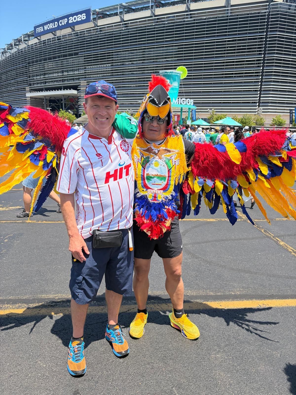 Uwe Schmalz mit einem Ecuador-Fan, dessen Kostüm viral gegangen ist.
