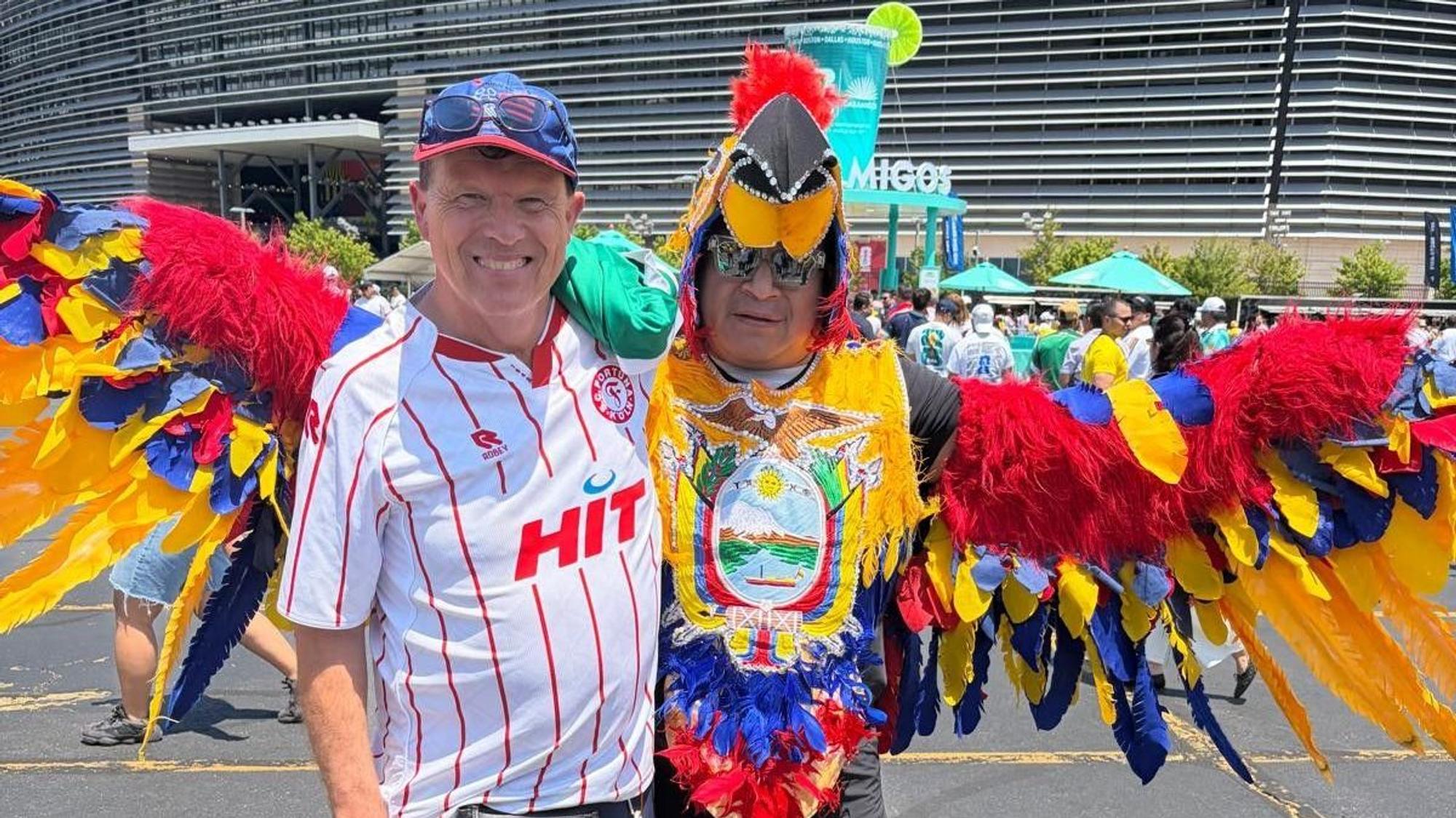 Uwe Schmalz mit einem Ecuador-Fan, dessen Kostüm viral gegangen ist.